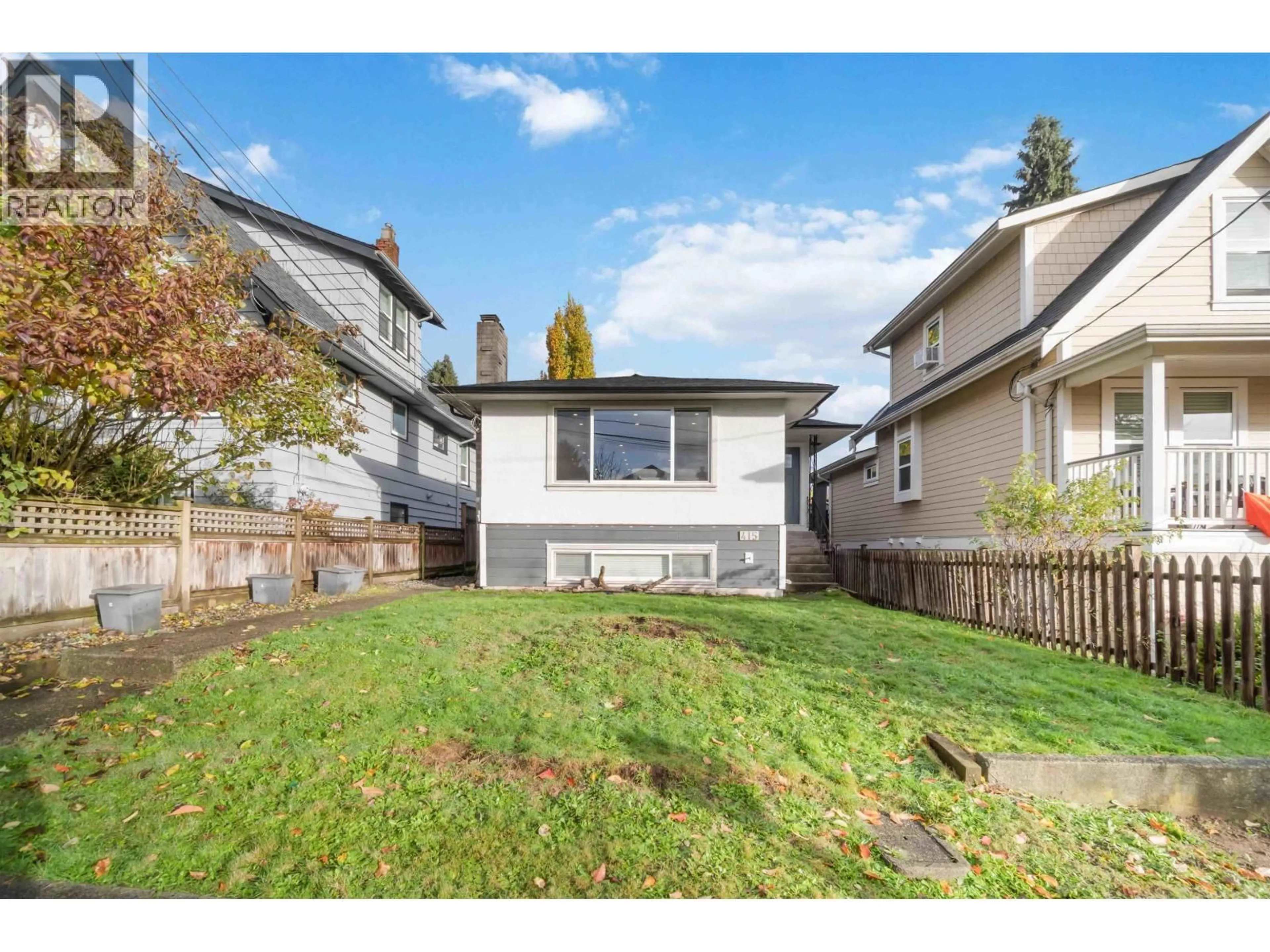 A pic from outside/outdoor area/front of a property/back of a property/a pic from drone, street for 415 ALBERTA STREET, New Westminster British Columbia V3L3J6