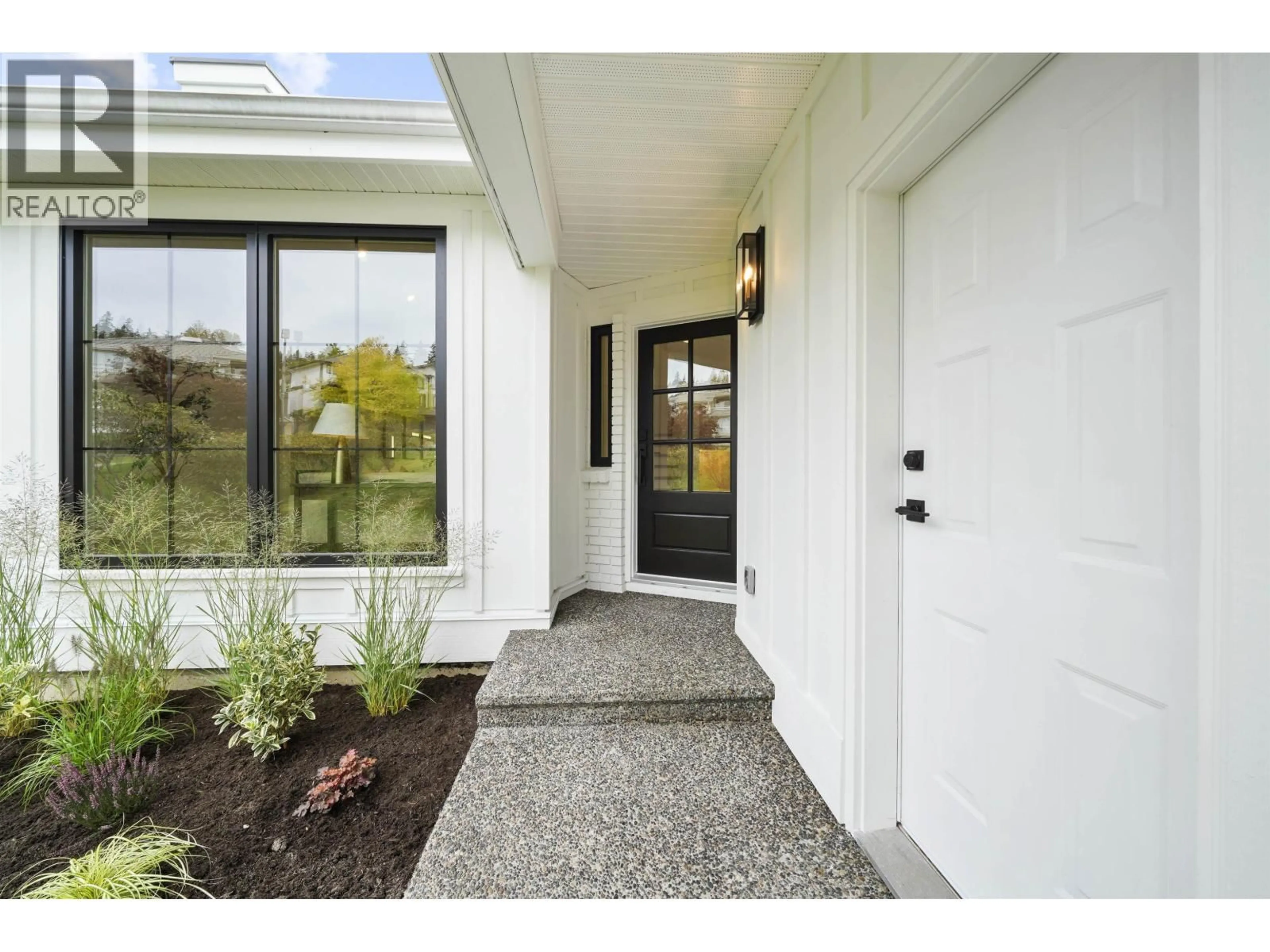 Indoor entryway for 1 CEDARWOOD COURT, Port Moody British Columbia V3H4W2