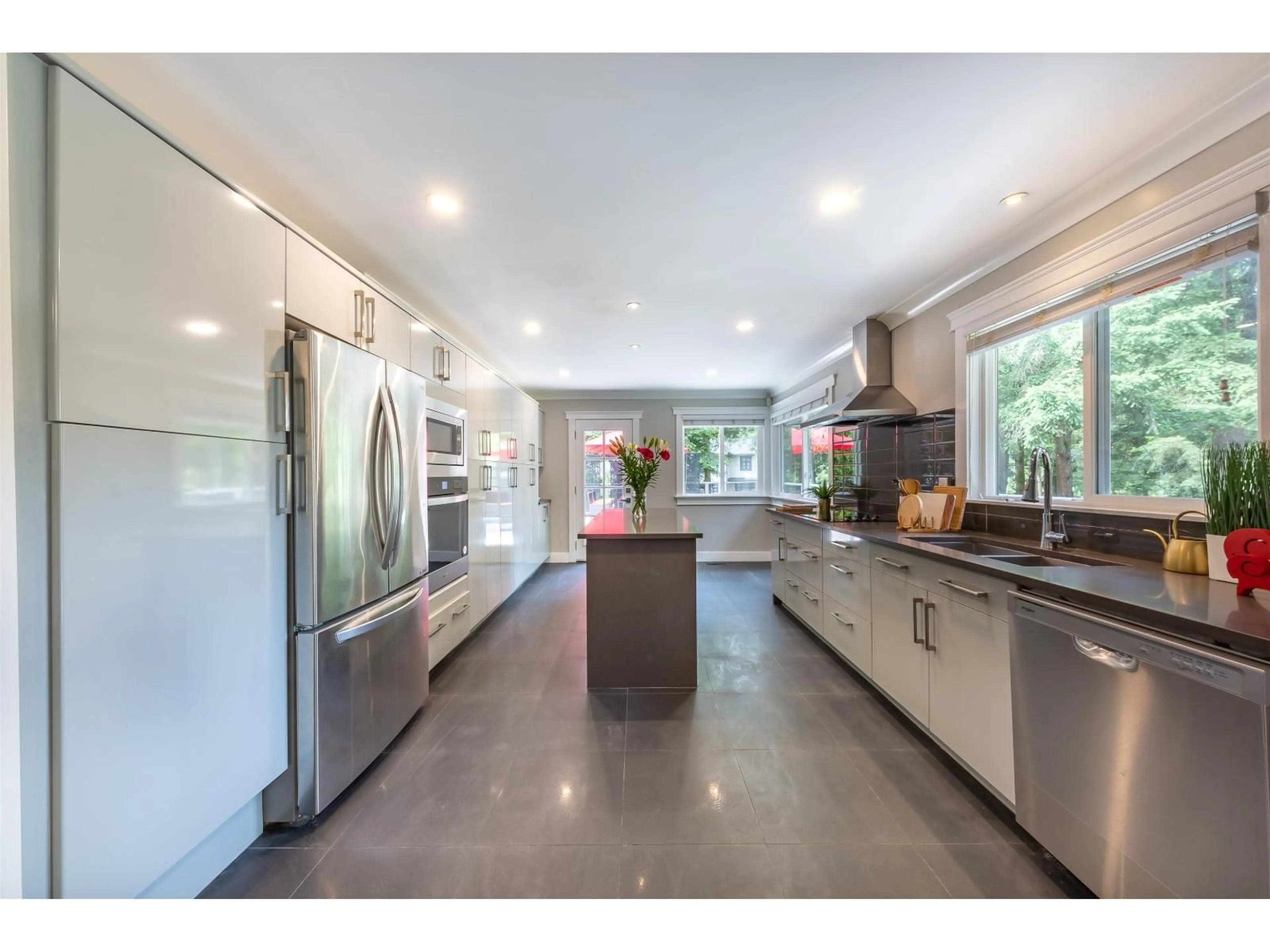 Open concept kitchen, ceramic/tile floor for 14092 CRESCENT, Surrey British Columbia V4P1L4