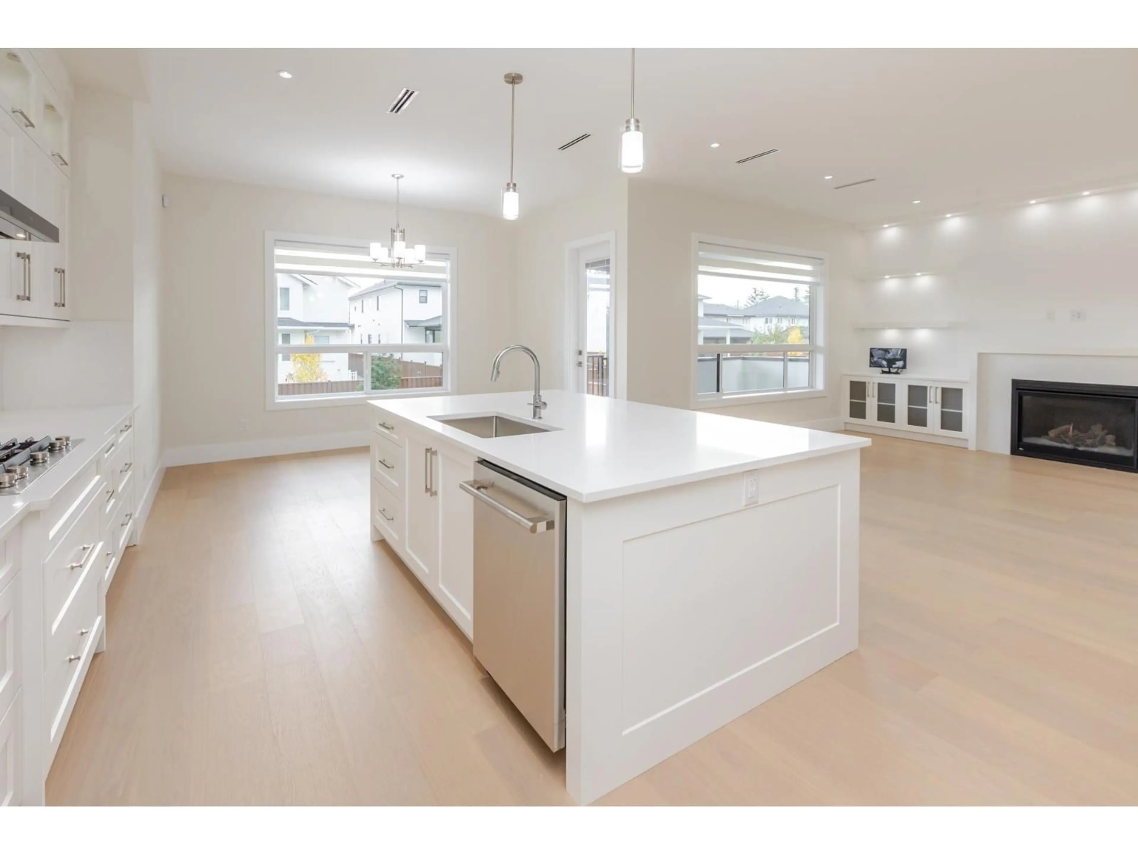 Open concept kitchen, ceramic/tile floor for 15672 82A, Surrey British Columbia V4N0R9