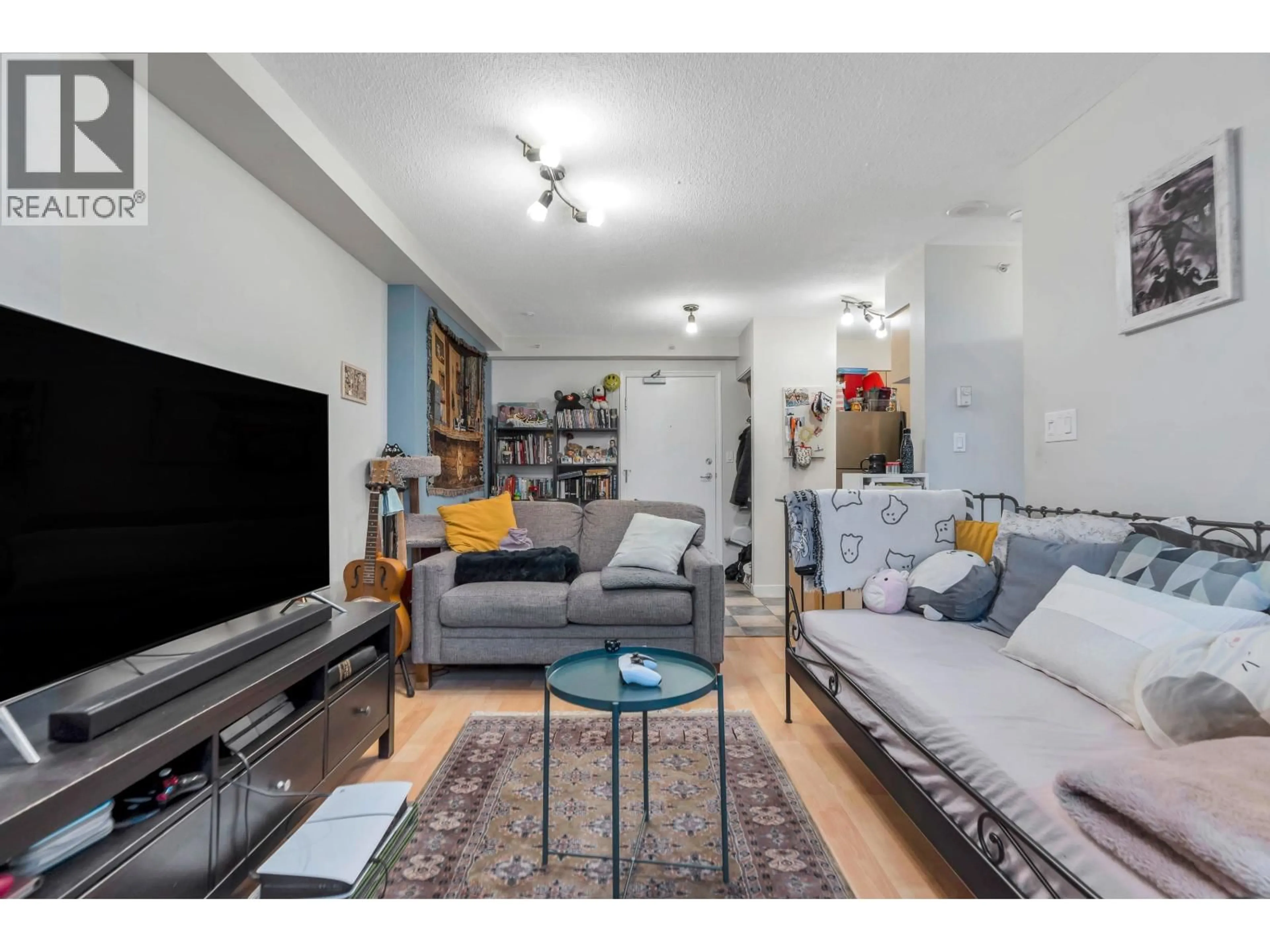 Living room with furniture, wood/laminate floor for 1501 - 63 KEEFER PLACE, Vancouver British Columbia V6B6N6