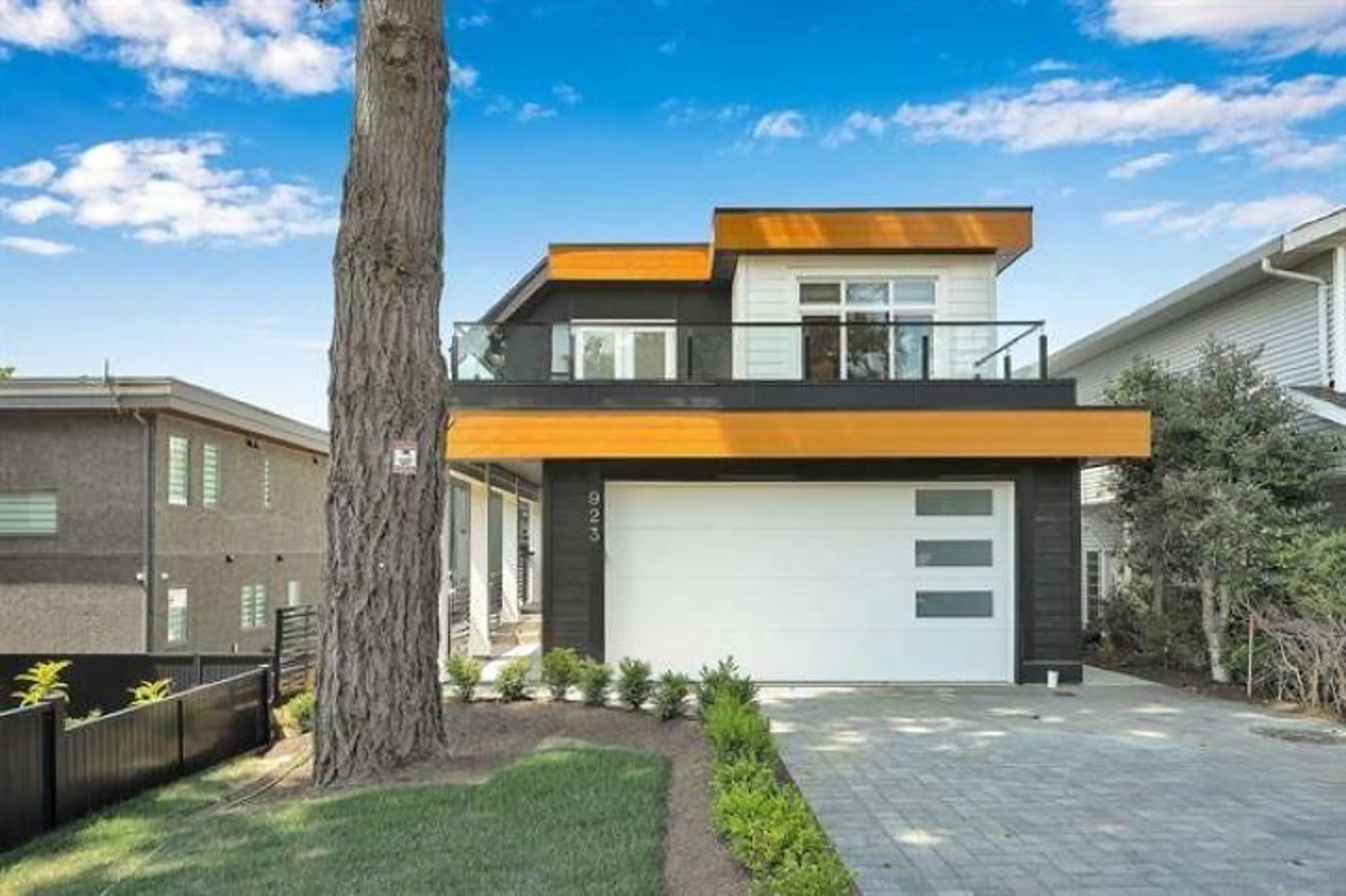 Home with vinyl exterior material, street for 923 STAYTE, White Rock British Columbia V4B4Y7