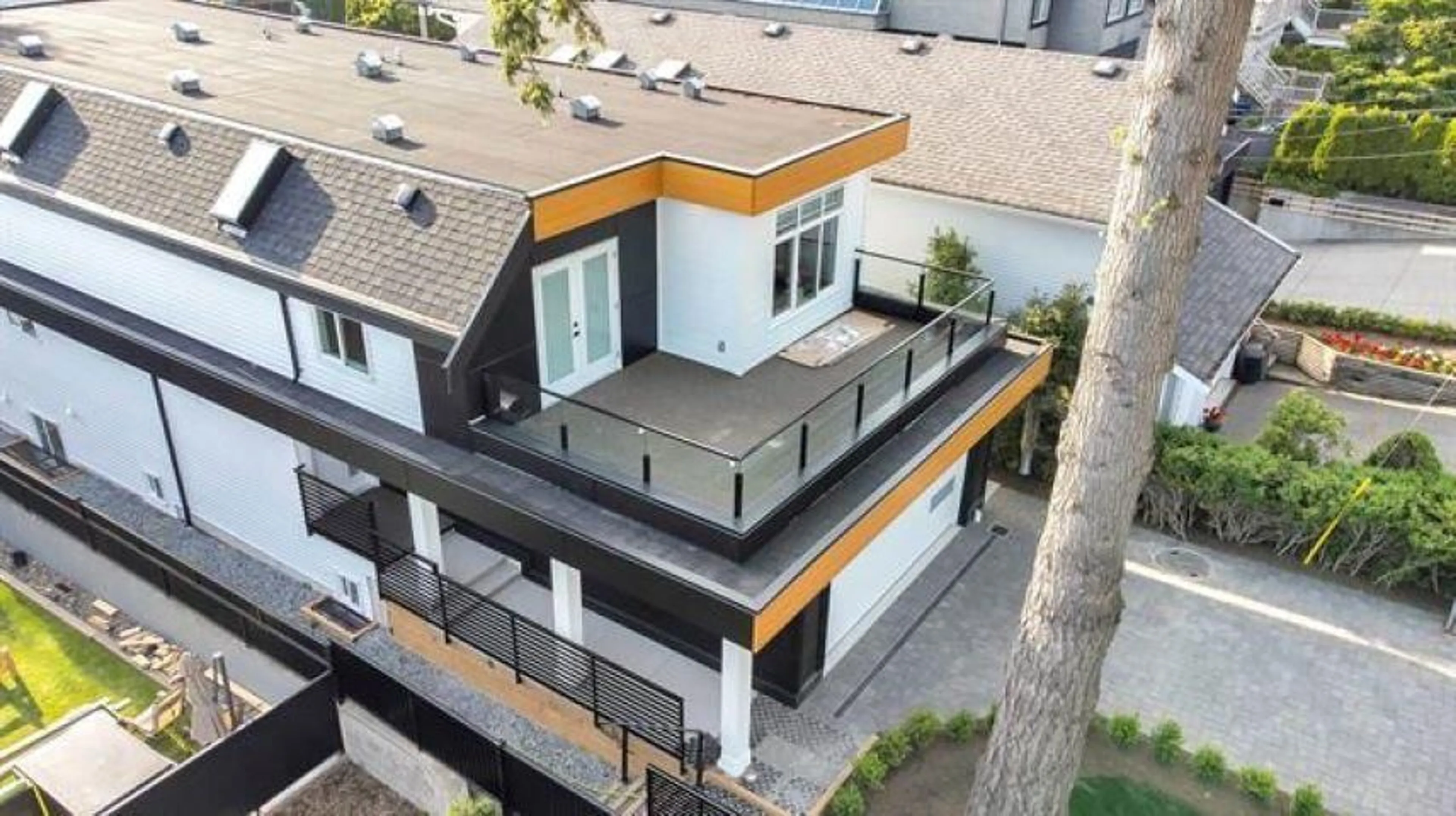 A pic from outside/outdoor area/front of a property/back of a property/a pic from drone, street for 923 STAYTE, White Rock British Columbia V4B4Y7