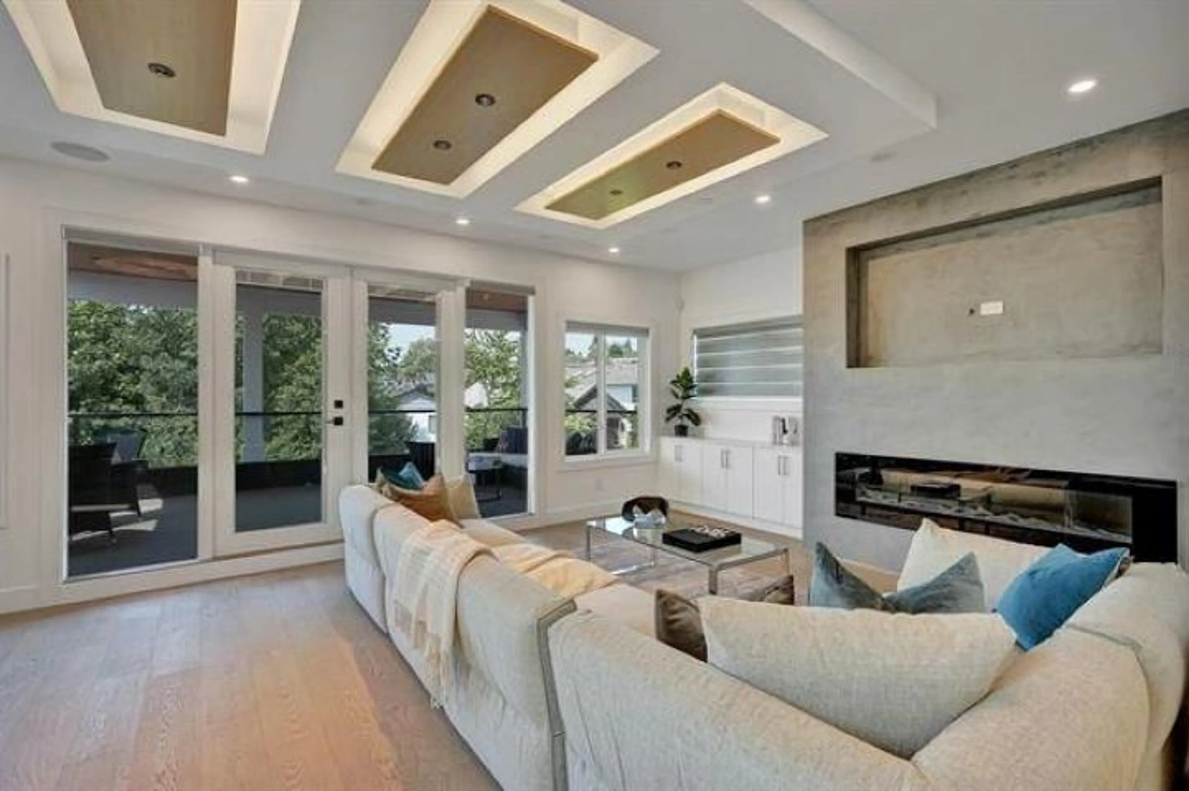 Living room with furniture, unknown for 923 STAYTE, White Rock British Columbia V4B4Y7