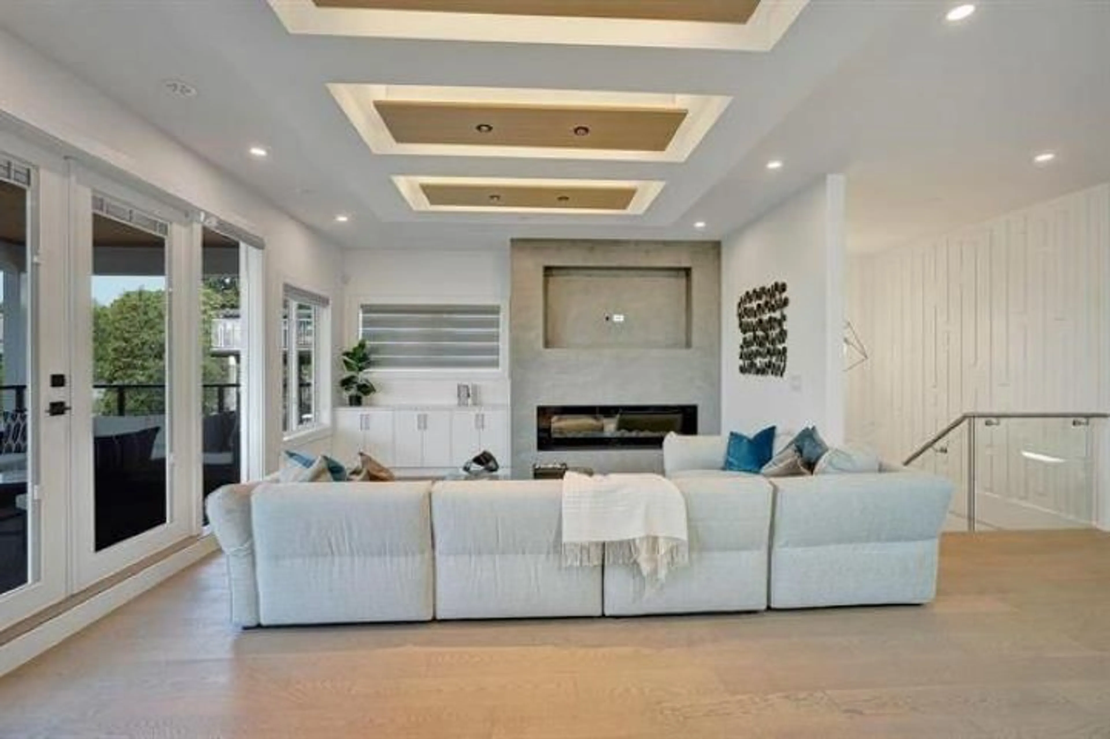 Living room with furniture, ceramic/tile floor for 923 STAYTE, White Rock British Columbia V4B4Y7