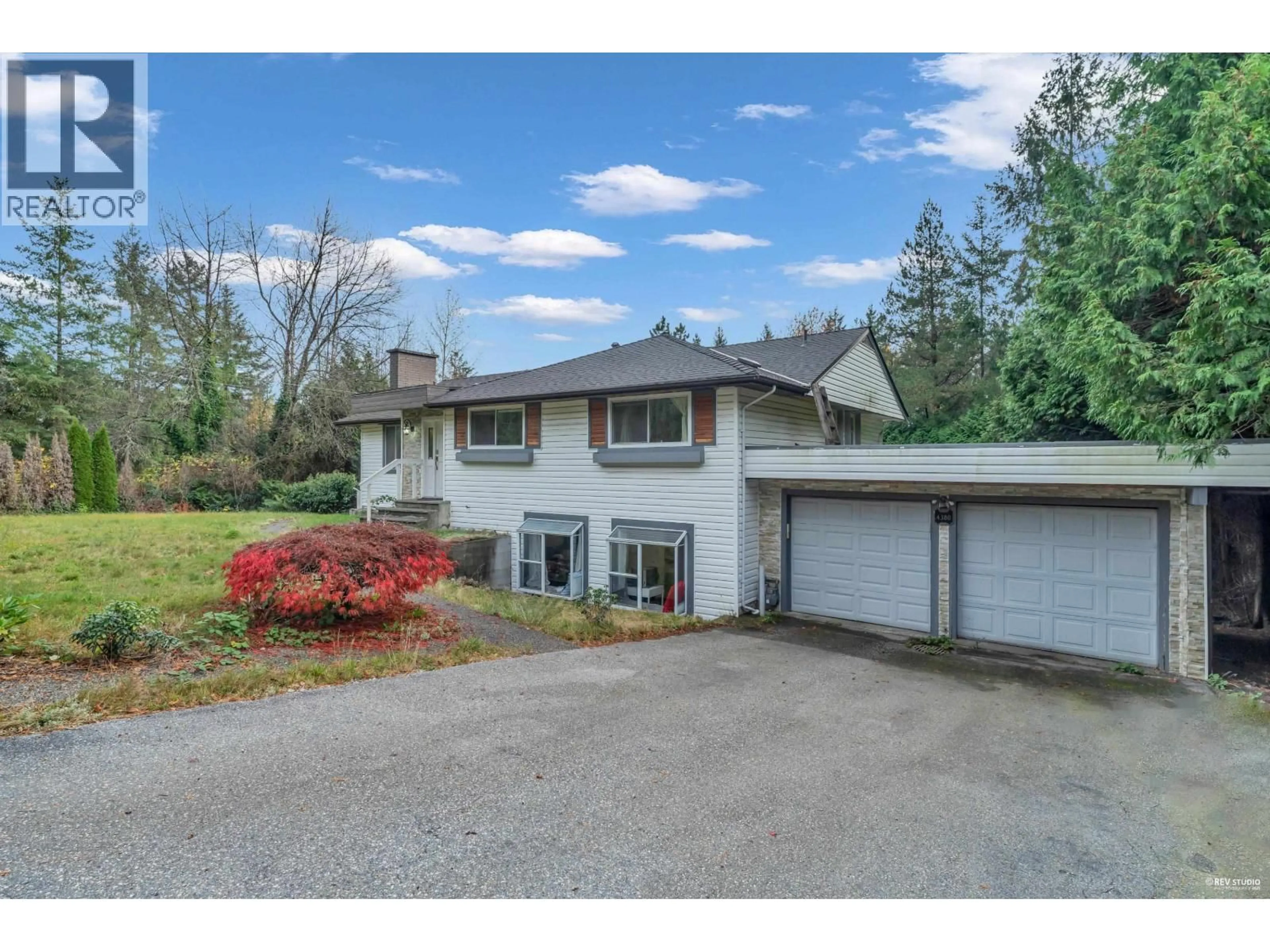 A pic from outside/outdoor area/front of a property/back of a property/a pic from drone, street for 4380 WOODCREST ROAD, West Vancouver British Columbia V7S2W1
