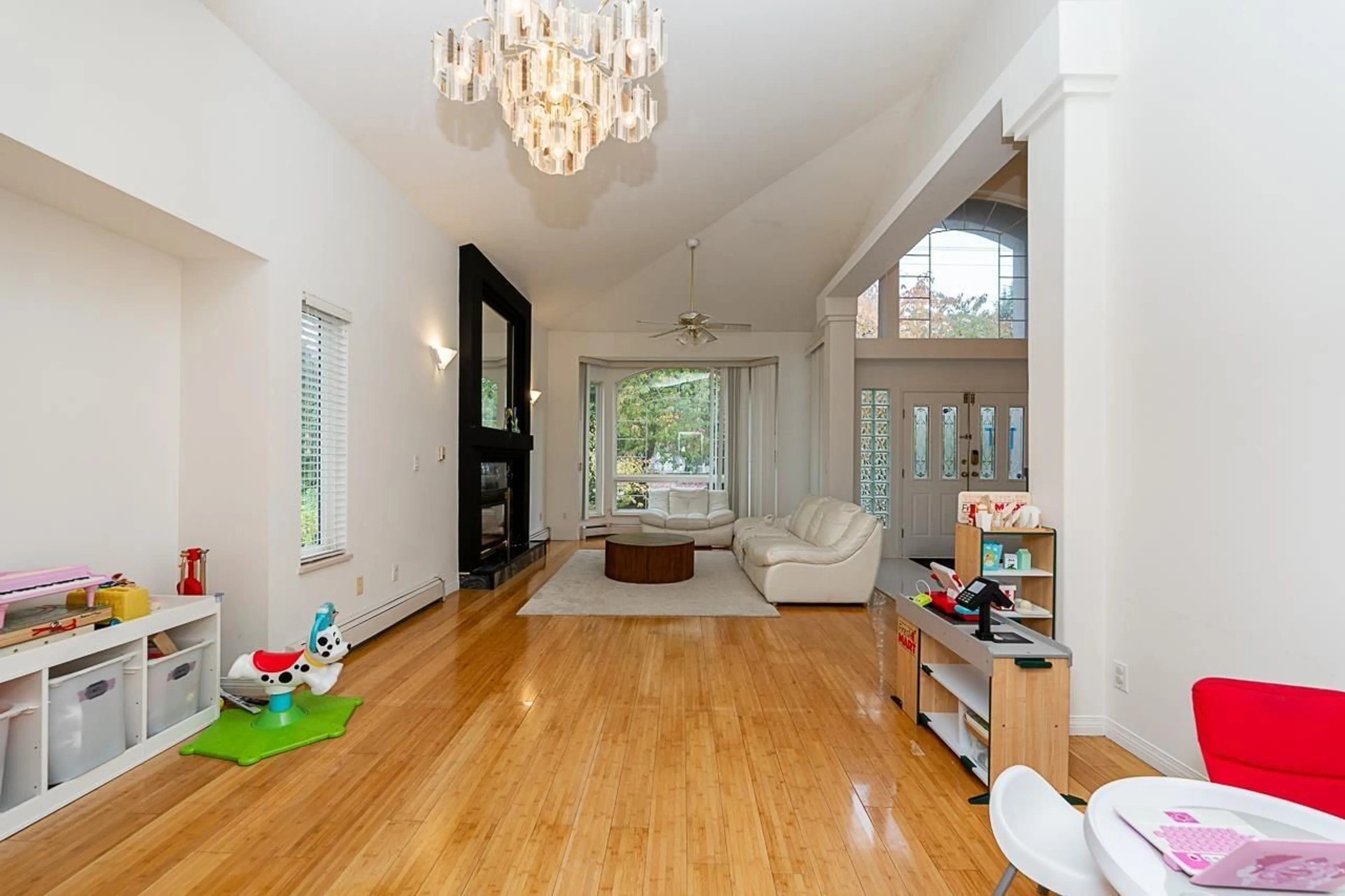 Indoor foyer for 10132 156TH, Surrey British Columbia V3R4L5