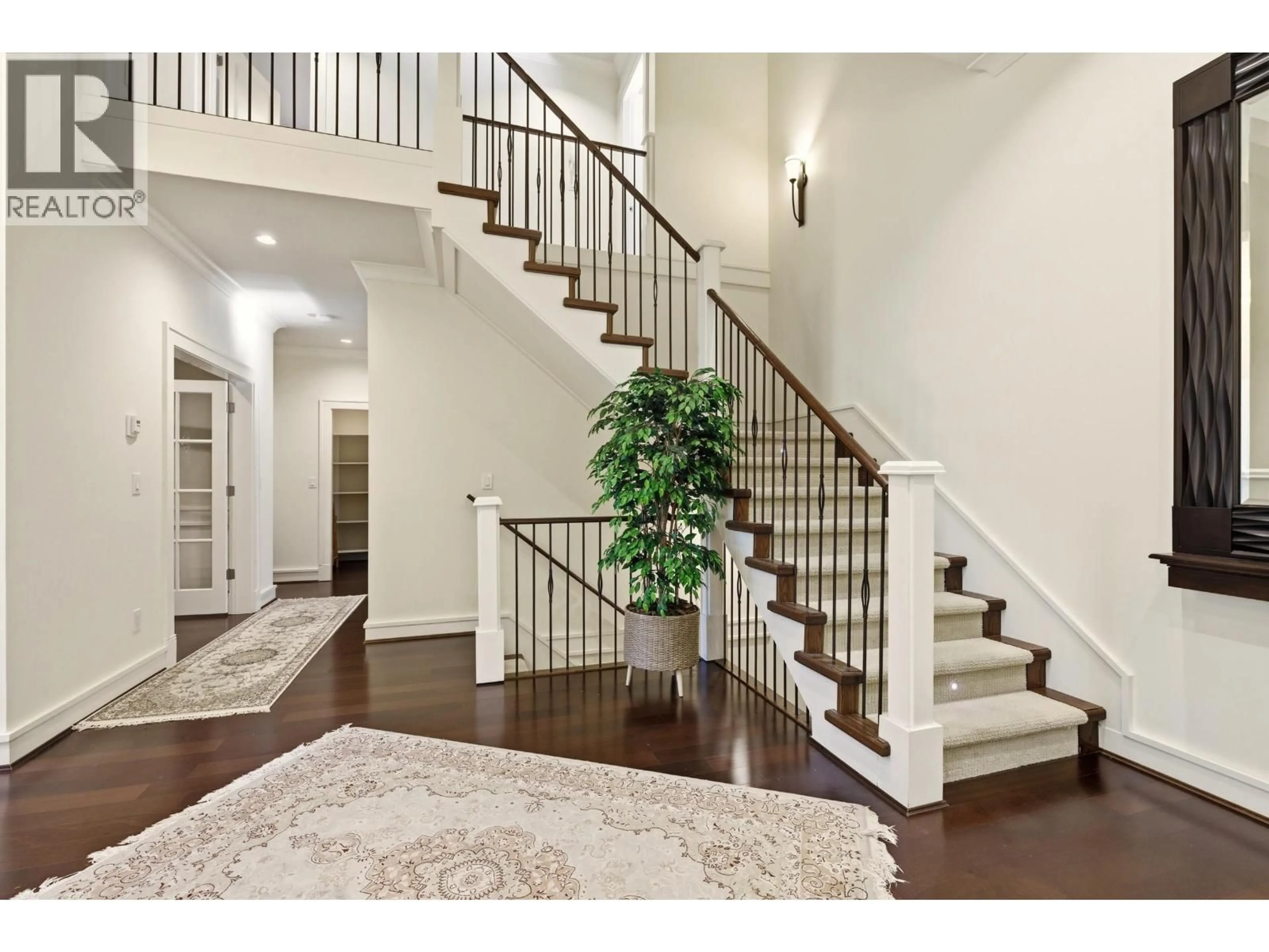 Indoor entryway for 1017 CANYON BOULEVARD, North Vancouver British Columbia V7R2K3