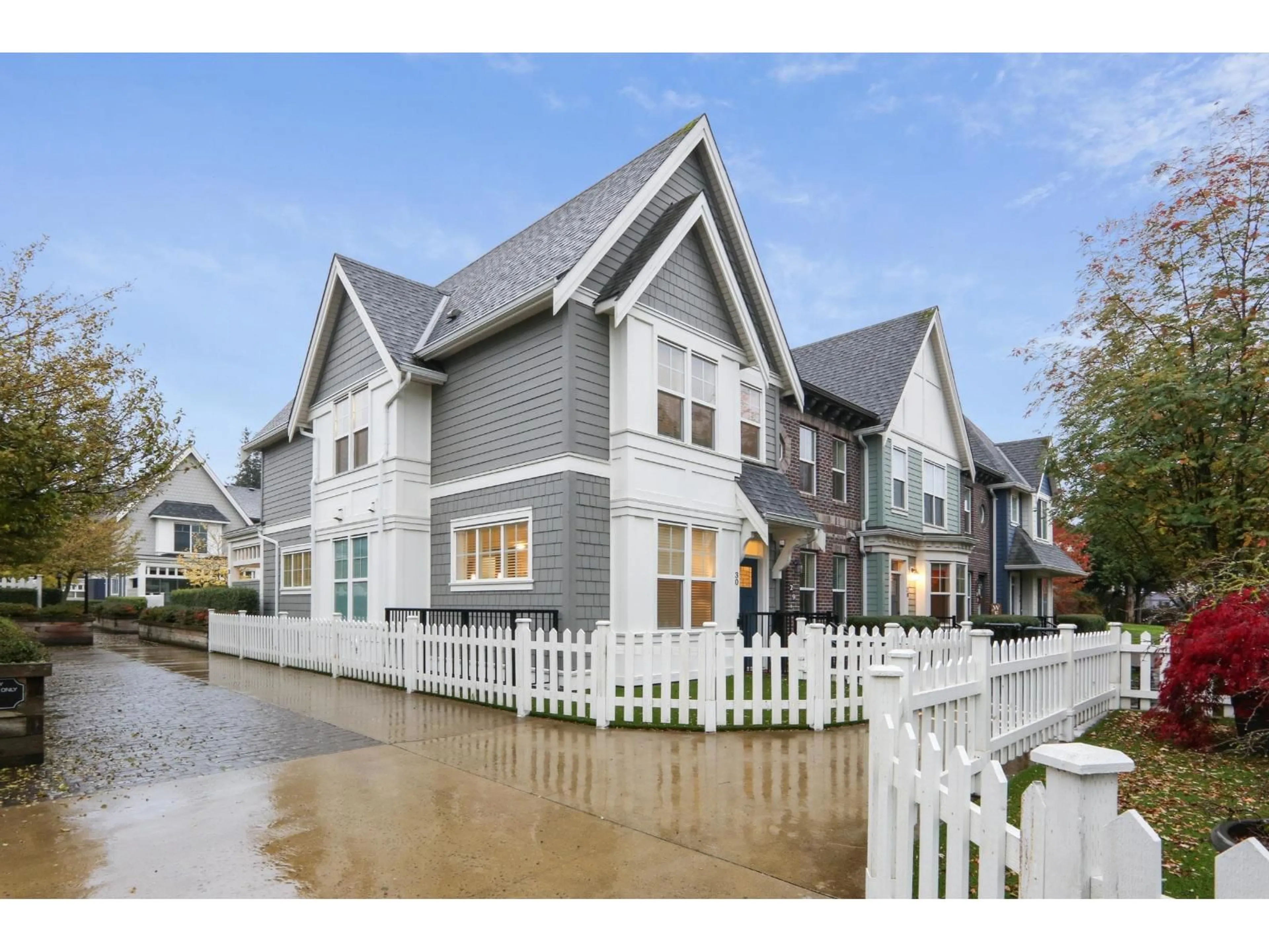 Home with vinyl exterior material, street for 30 - 45462 TAMIHI WAY, Chilliwack British Columbia V2R0Y2