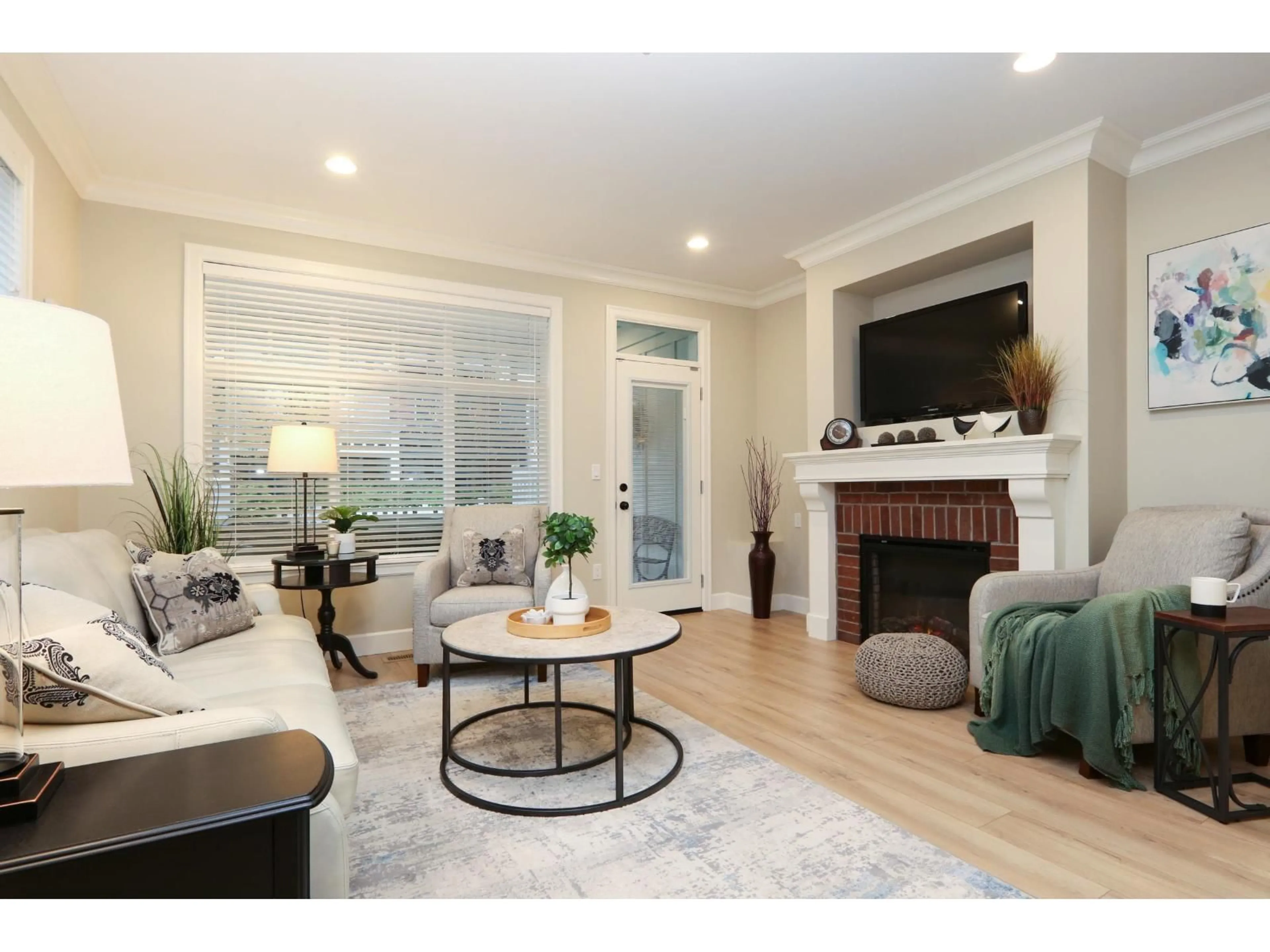 Living room with furniture, wood/laminate floor for 30 - 45462 TAMIHI WAY, Chilliwack British Columbia V2R0Y2