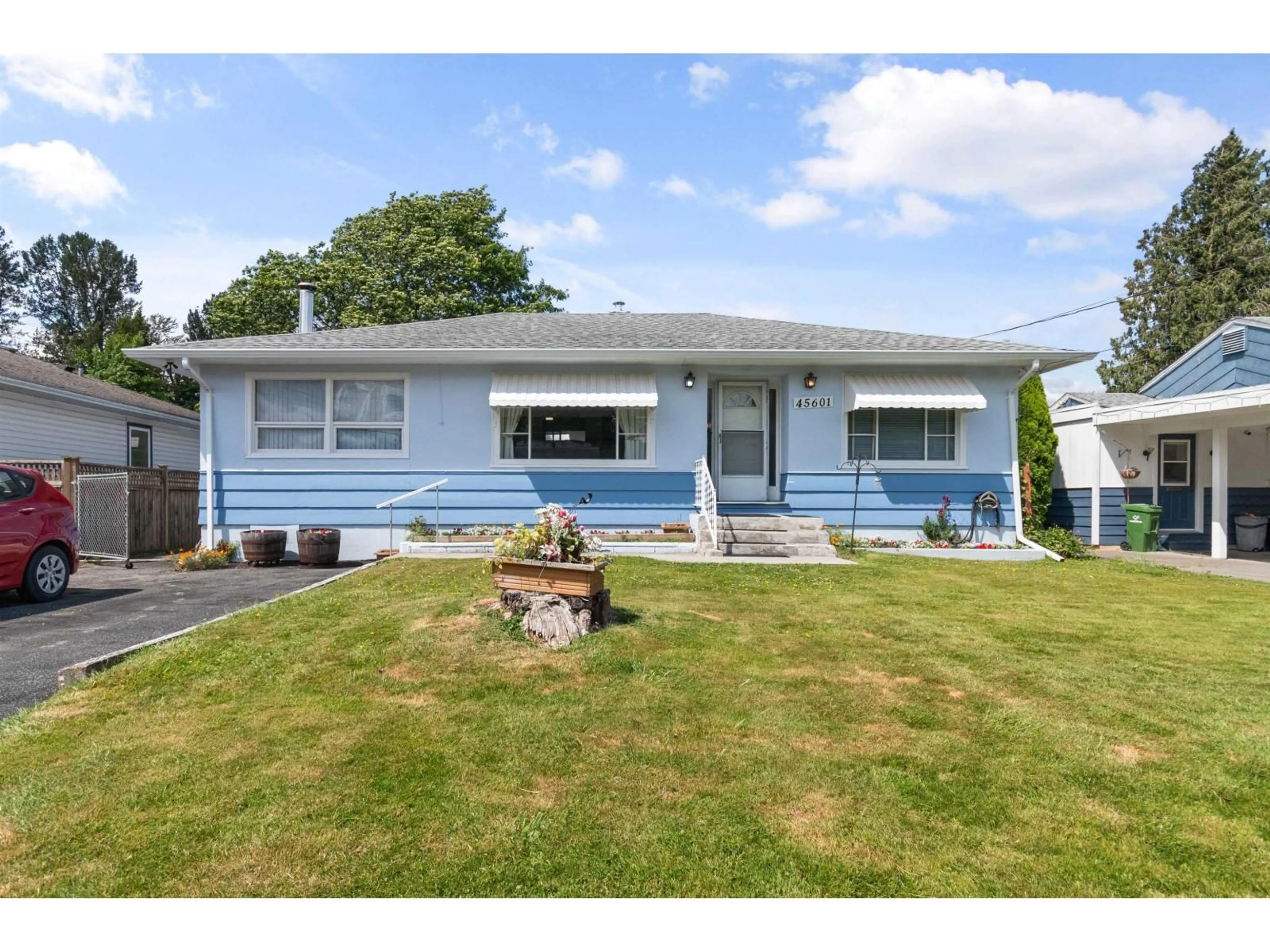 Home with vinyl exterior material, street for 45601 HERRON AVENUE, Chilliwack British Columbia V2P3G8