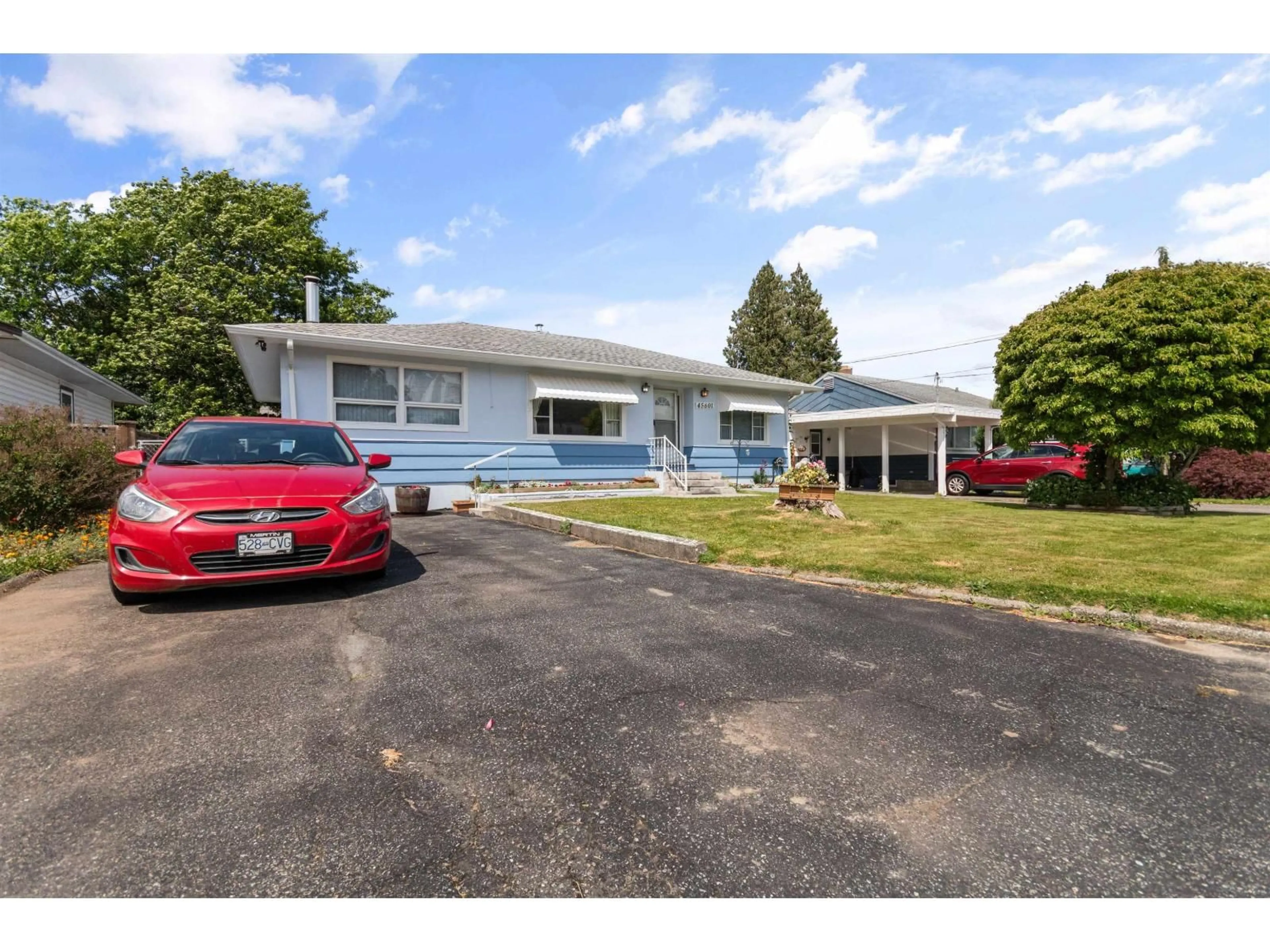 A pic from outside/outdoor area/front of a property/back of a property/a pic from drone, street for 45601 HERRON AVENUE, Chilliwack British Columbia V2P3G8