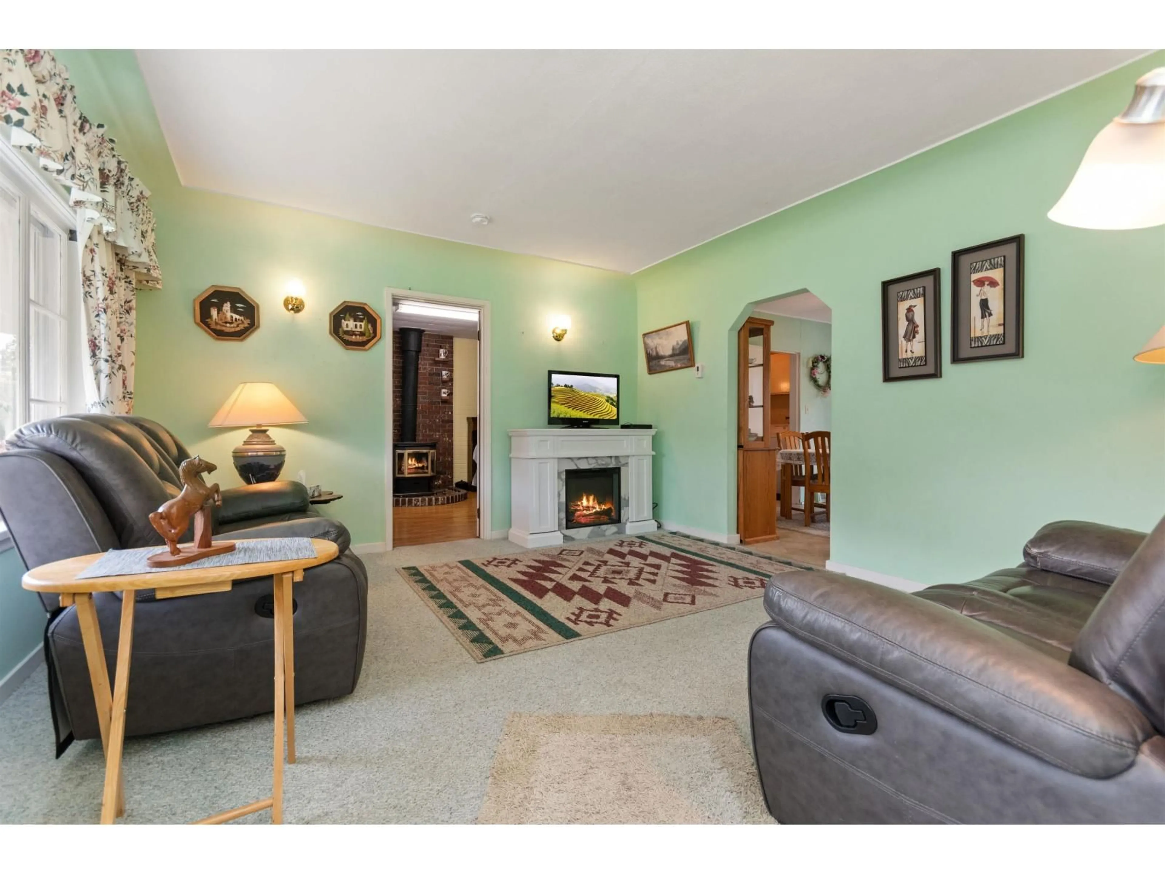 Living room with furniture, unknown for 45601 HERRON AVENUE, Chilliwack British Columbia V2P3G8