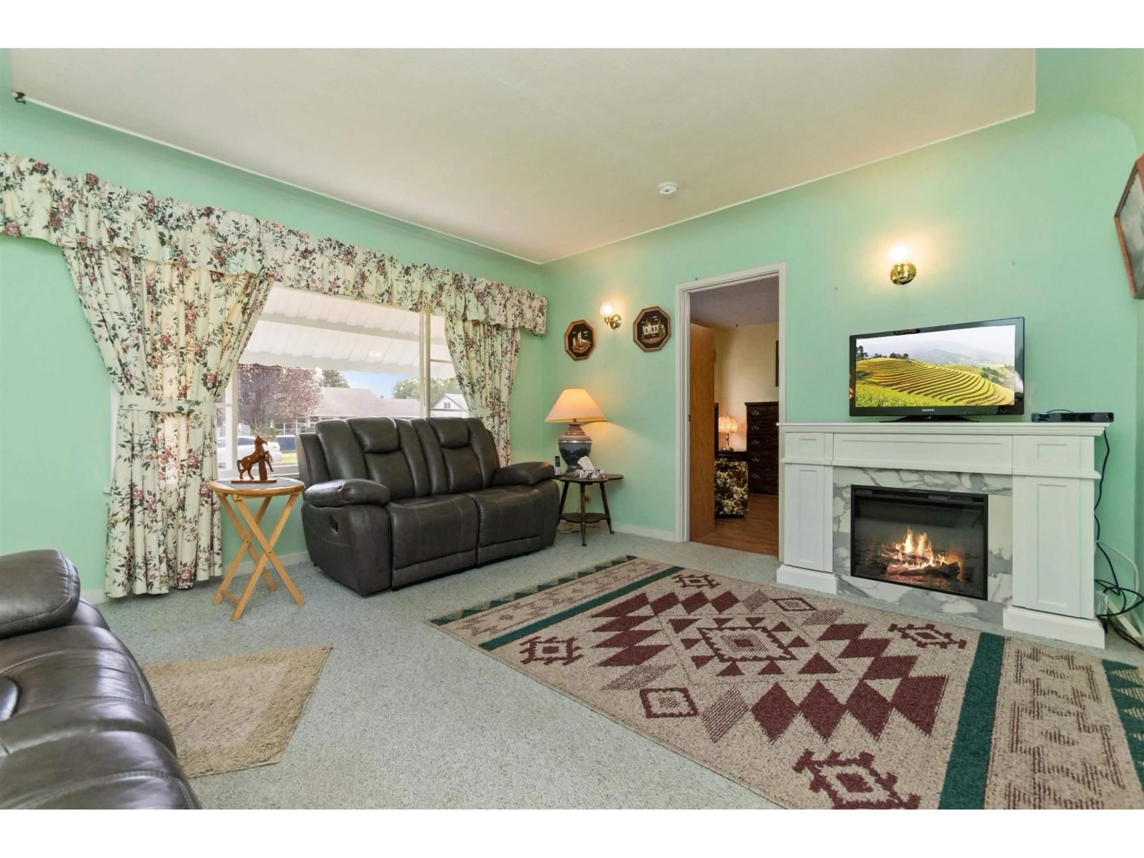 Living room with furniture, carpet floor for 45601 HERRON AVENUE, Chilliwack British Columbia V2P3G8