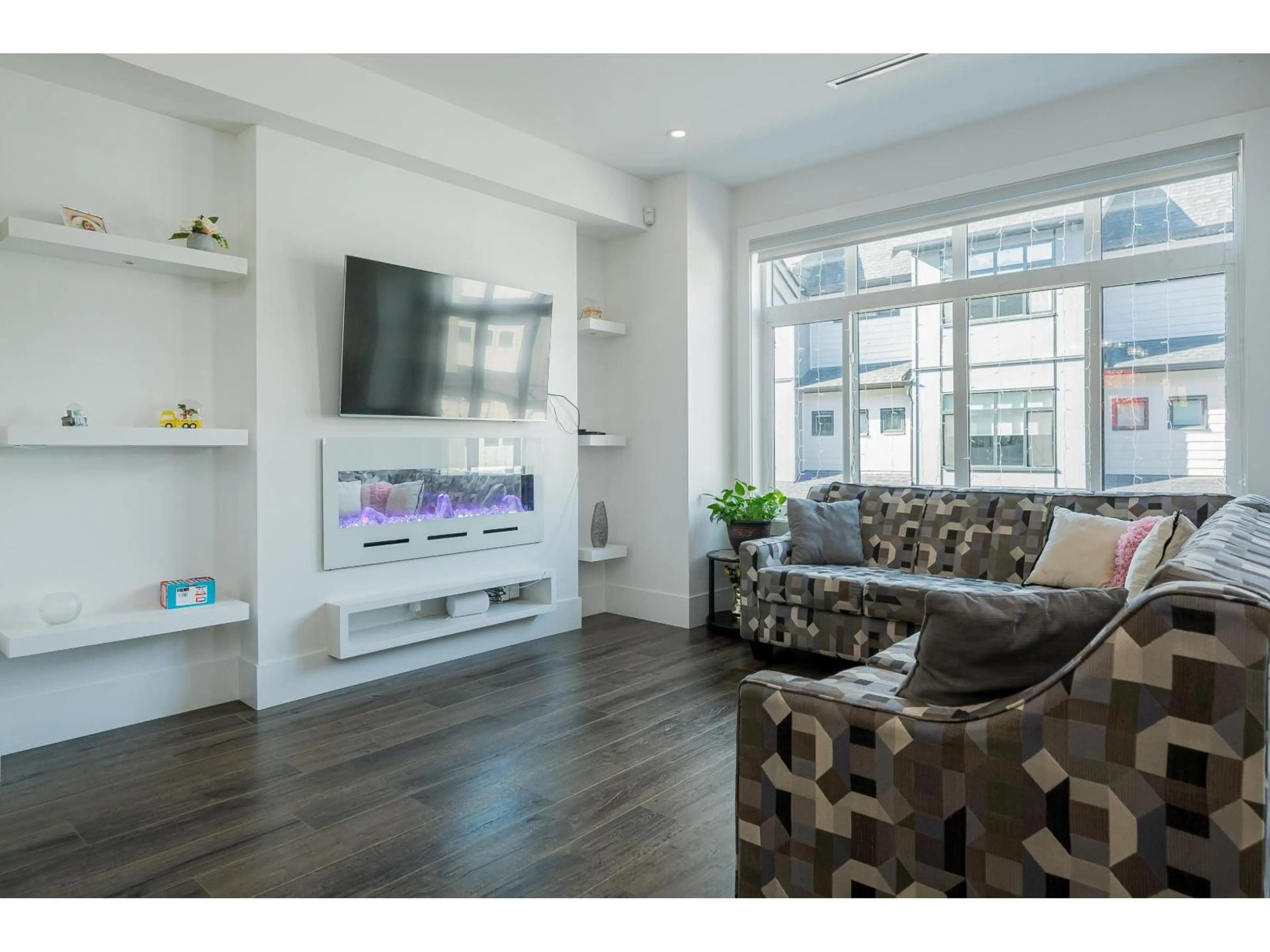 Living room with furniture, wood/laminate floor for 16 - 15177 60, Surrey British Columbia V3S7B3