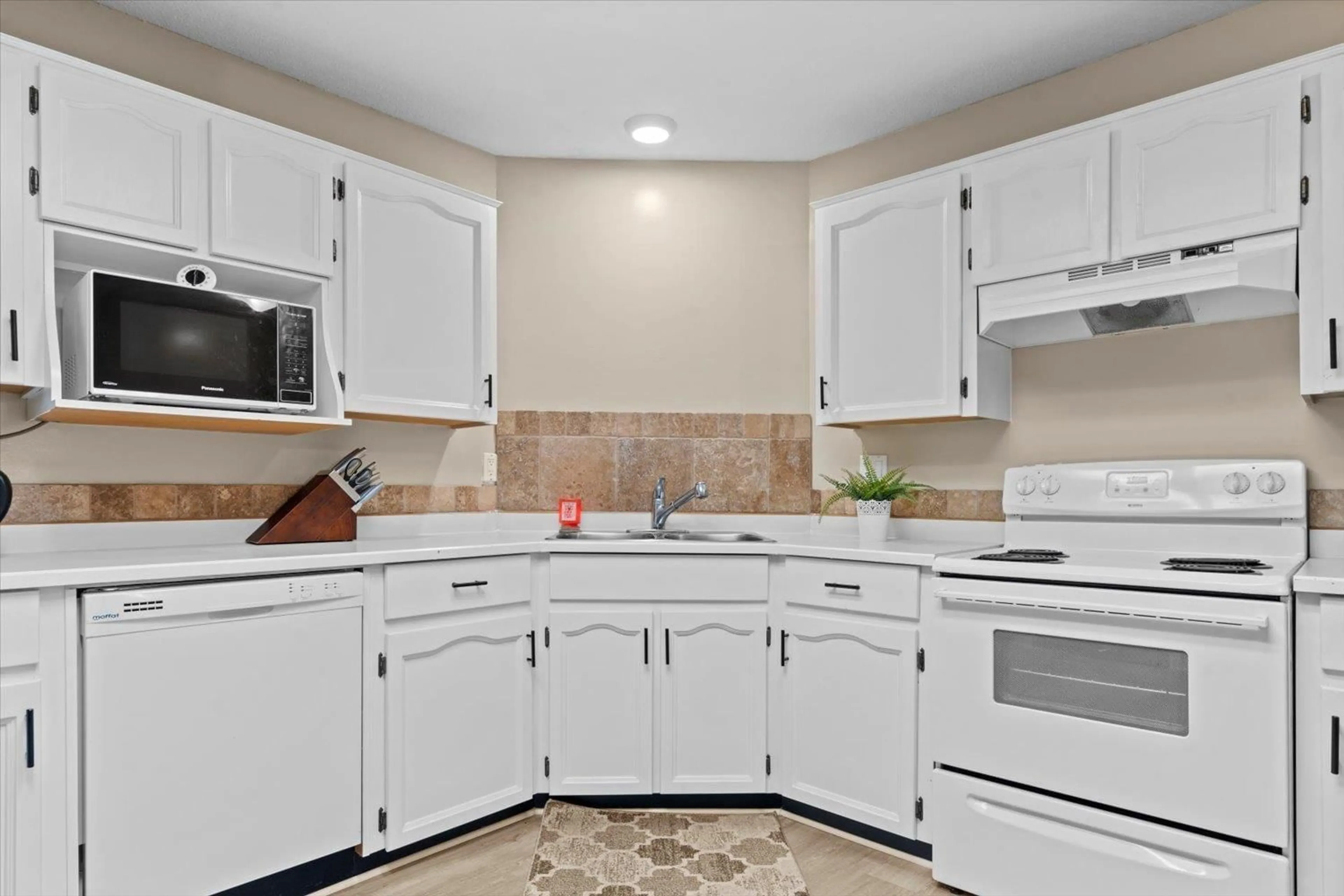 Standard kitchen, ceramic/tile floor for 114 - 33030 GEORGE FERGUSON, Abbotsford British Columbia V2S6Y2
