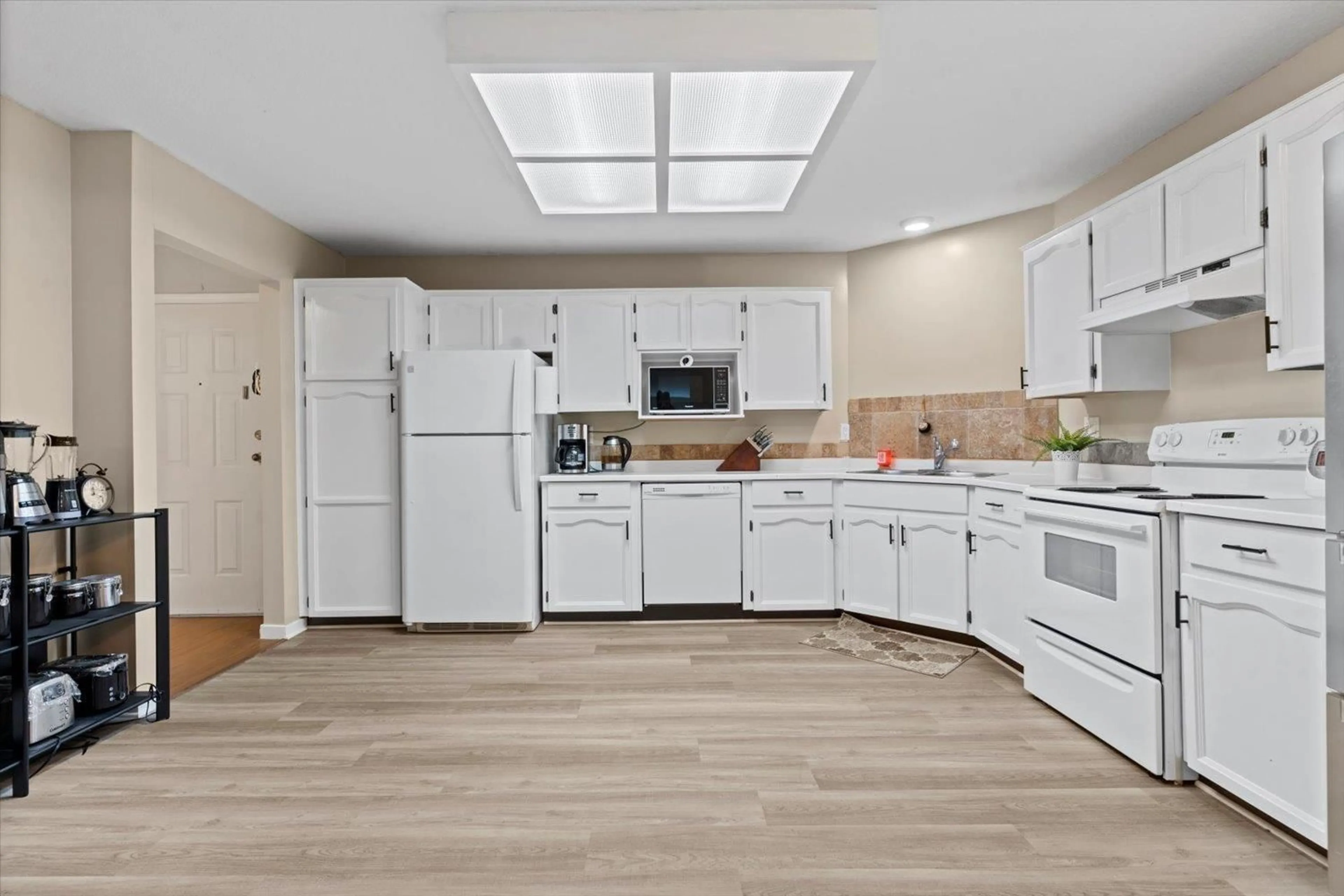 Standard kitchen, unknown for 114 - 33030 GEORGE FERGUSON WAY, Abbotsford British Columbia V2S6Y2