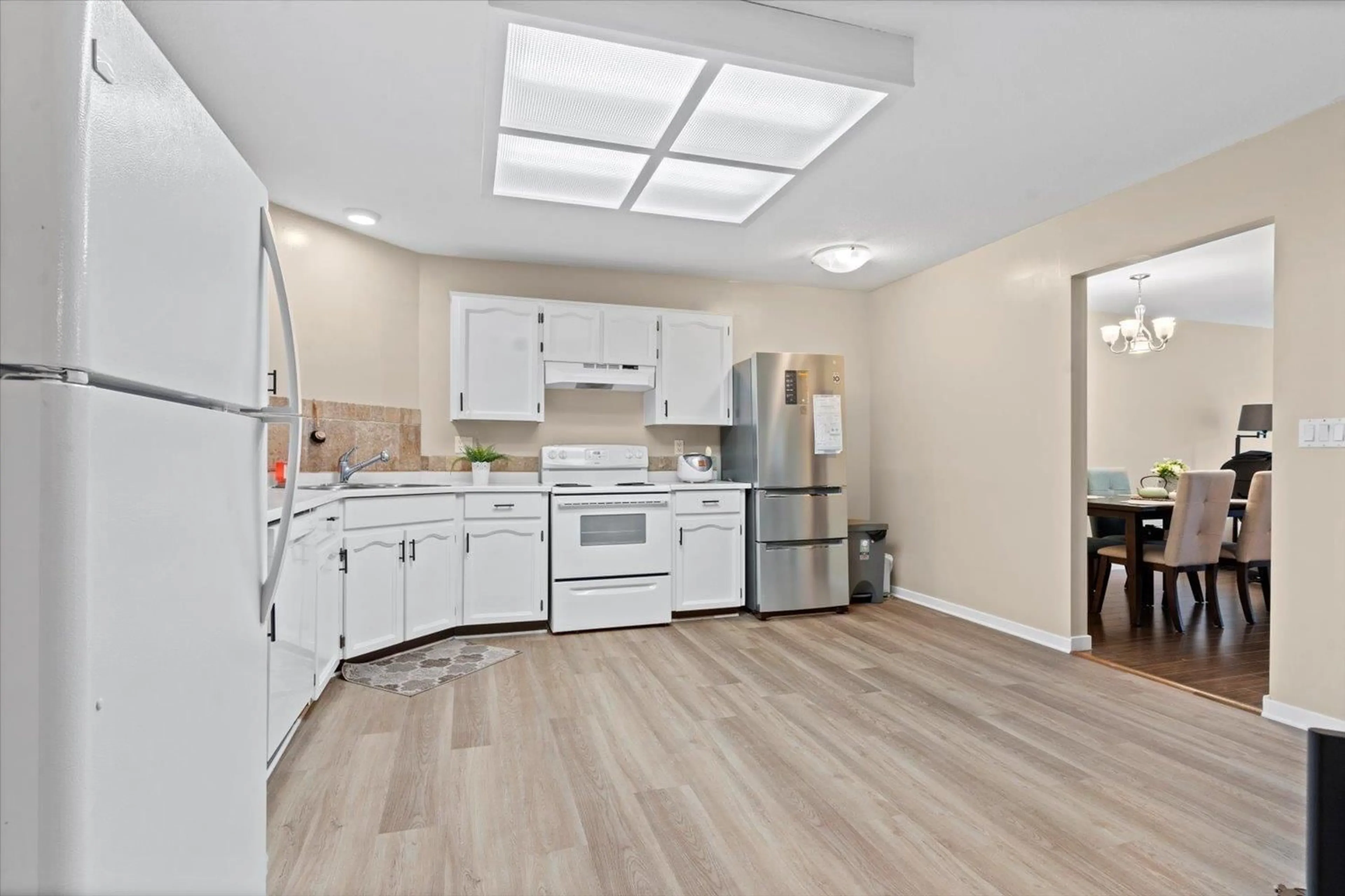 Standard kitchen, unknown for 114 - 33030 GEORGE FERGUSON, Abbotsford British Columbia V2S6Y2