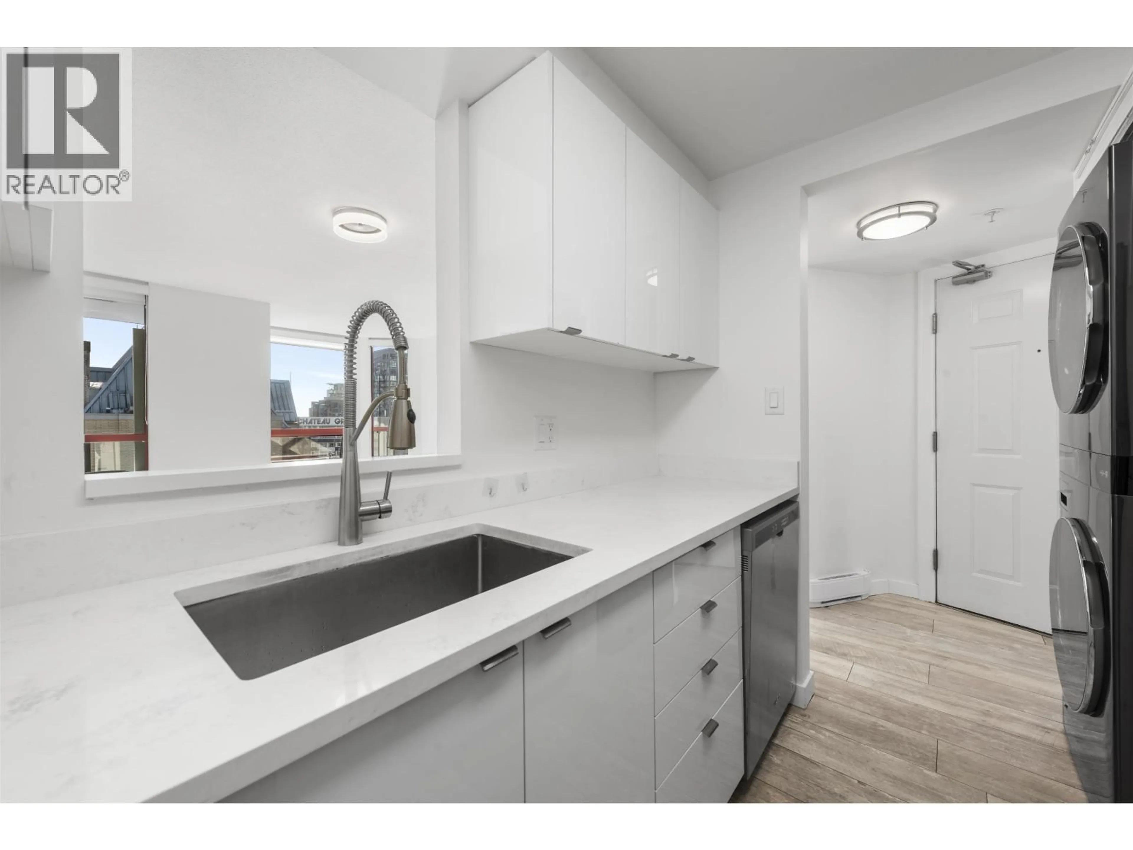 Standard kitchen, ceramic/tile floor for 1401 - 811 HELMCKEN STREET, Vancouver British Columbia V6Z1B1