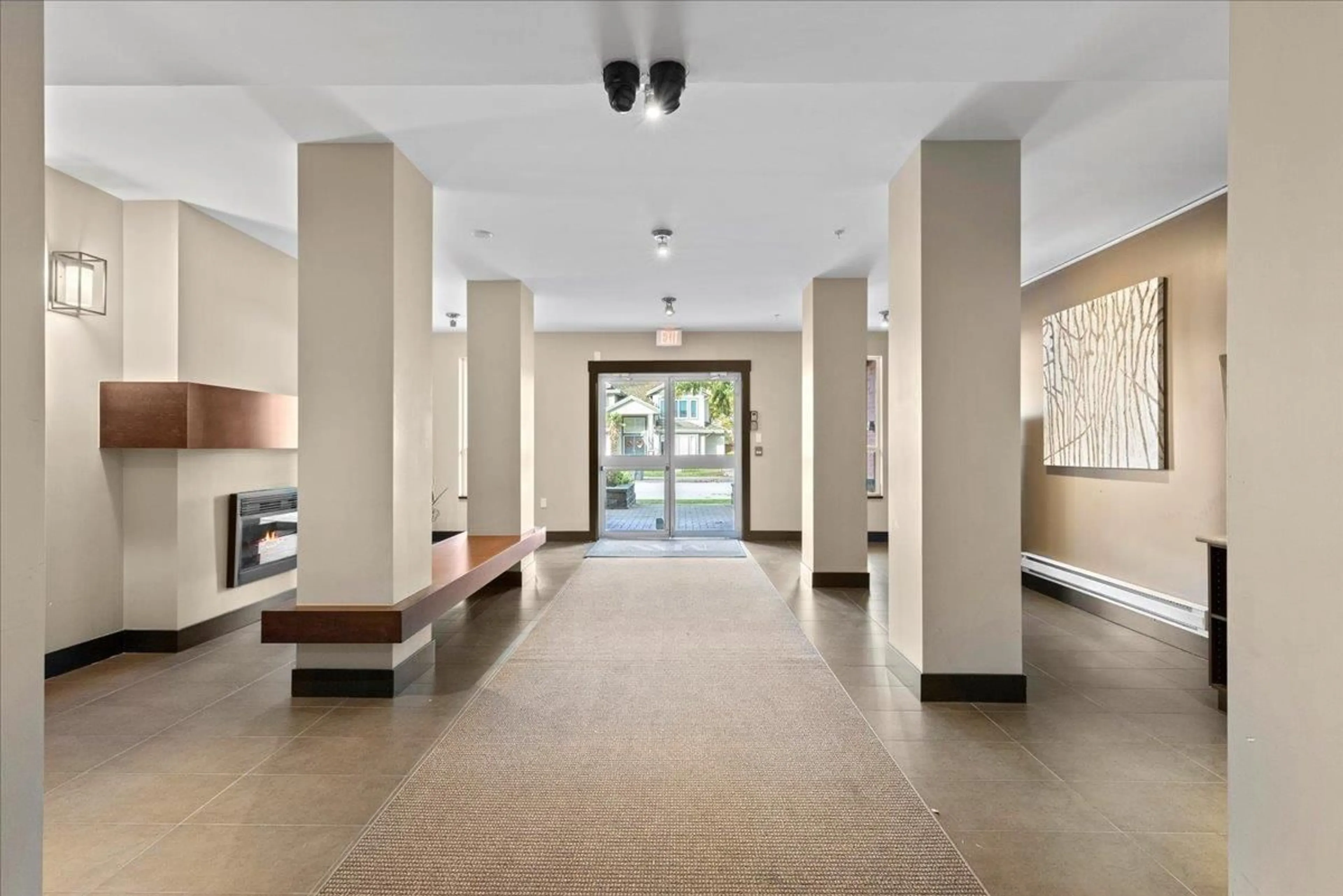 Lobby for 304 - 14960 102A, Surrey British Columbia V3R6A3