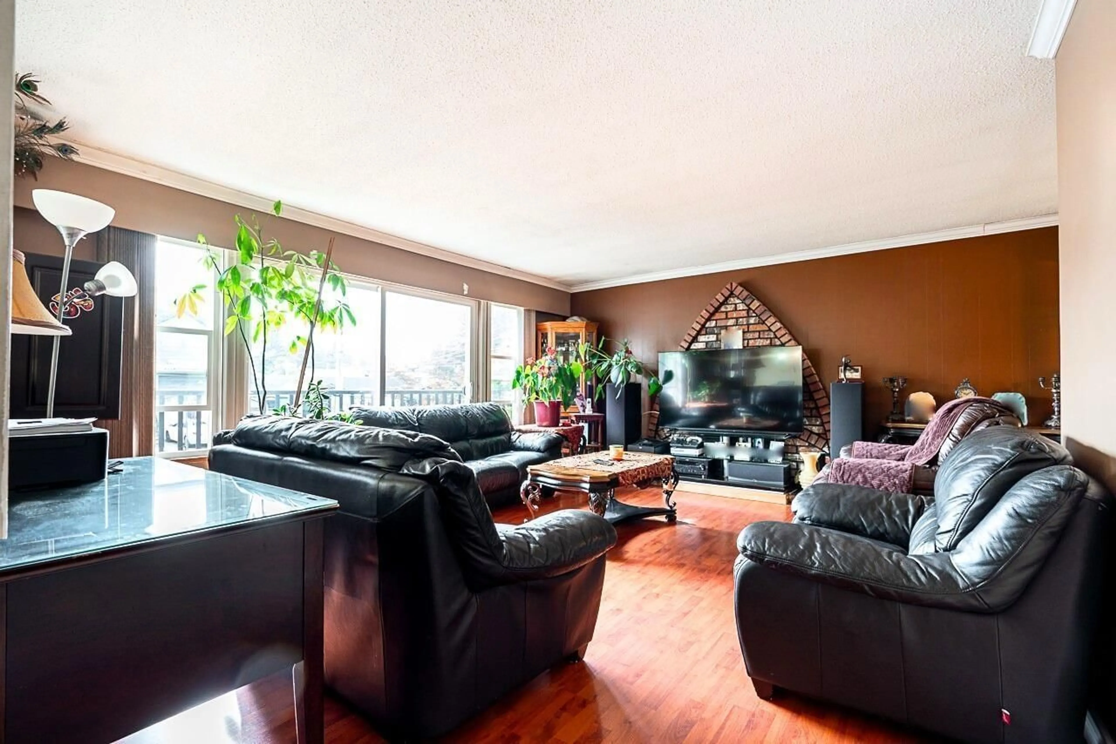Living room with furniture, wood/laminate floor for 11707 82B, Delta British Columbia V4C2E8
