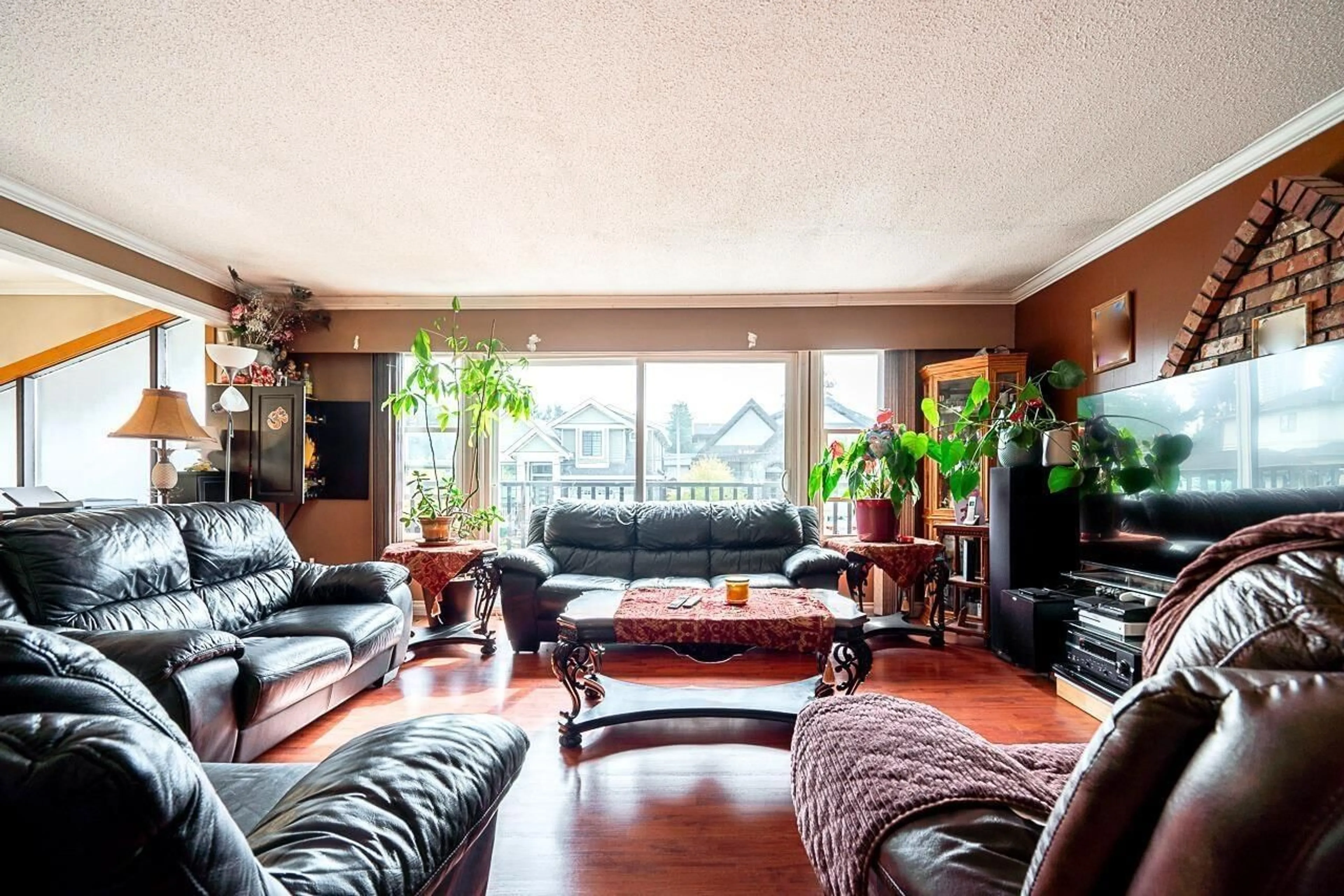 Living room with furniture, wood/laminate floor for 11707 82B, Delta British Columbia V4C2E8