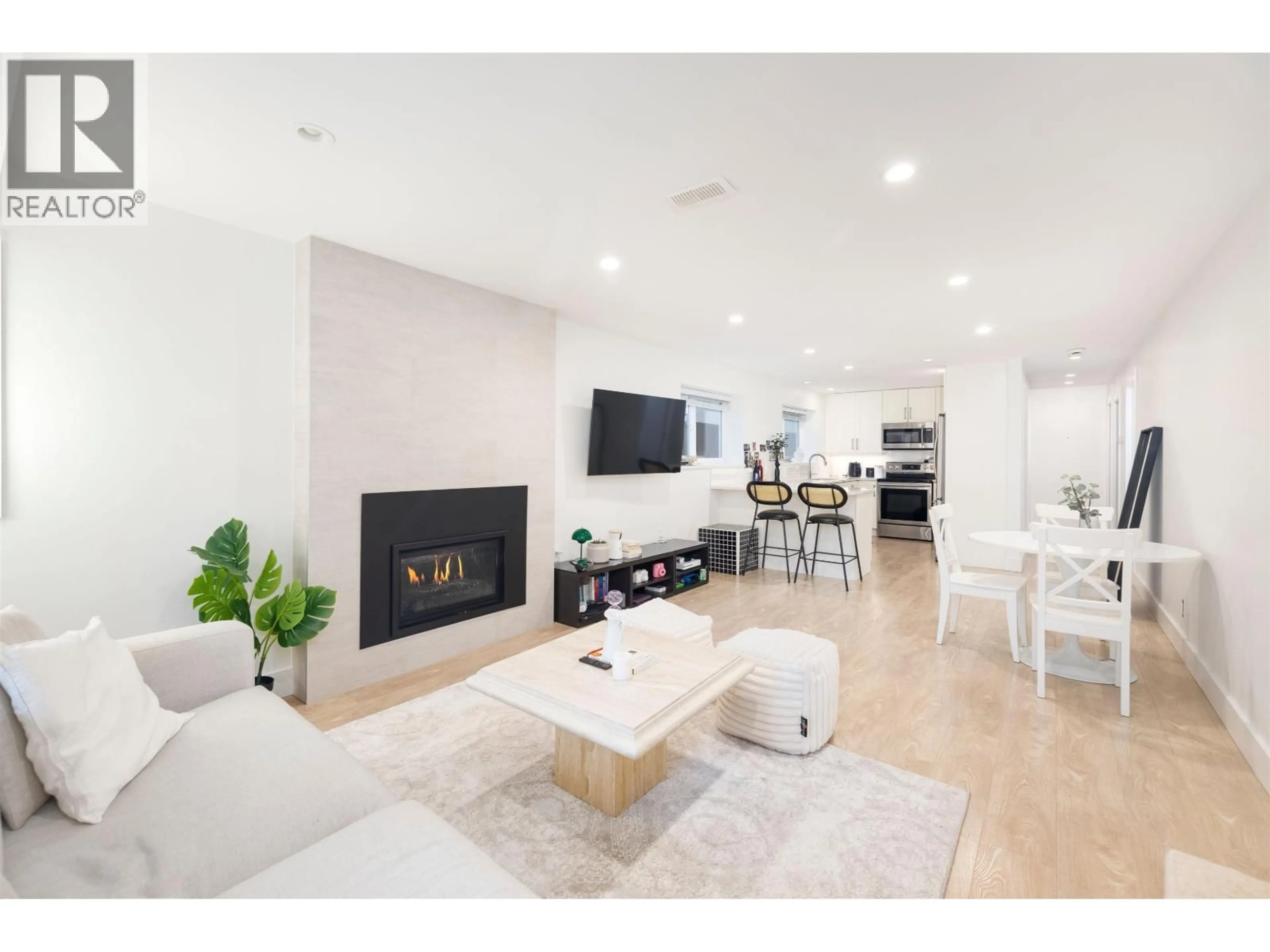 Living room with furniture, unknown for 1709 PHILIP AVENUE, North Vancouver British Columbia V7P2V9