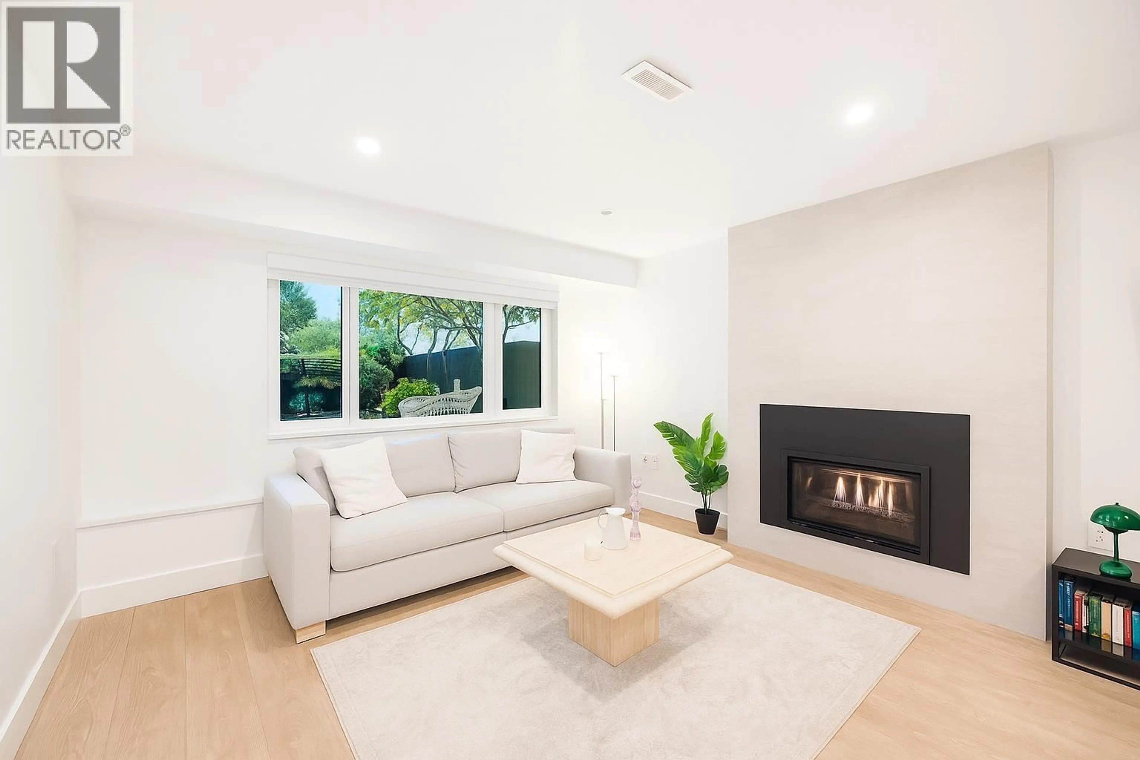 Living room with furniture, unknown for 1709 PHILIP AVENUE, North Vancouver British Columbia V7P2V9