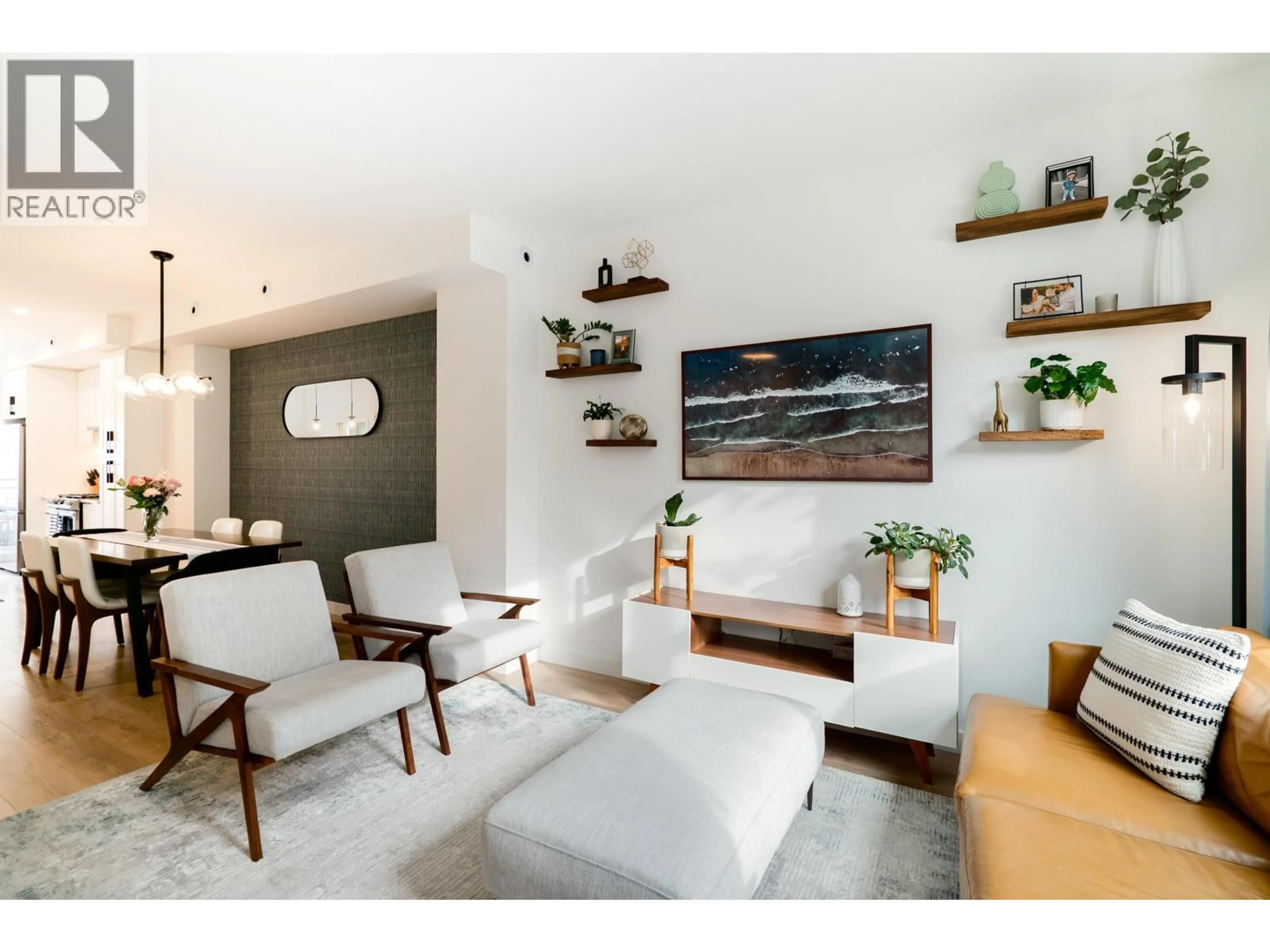 Living room with furniture, wood/laminate floor for 2834 HOPE STREET, Port Moody British Columbia V3H0L6