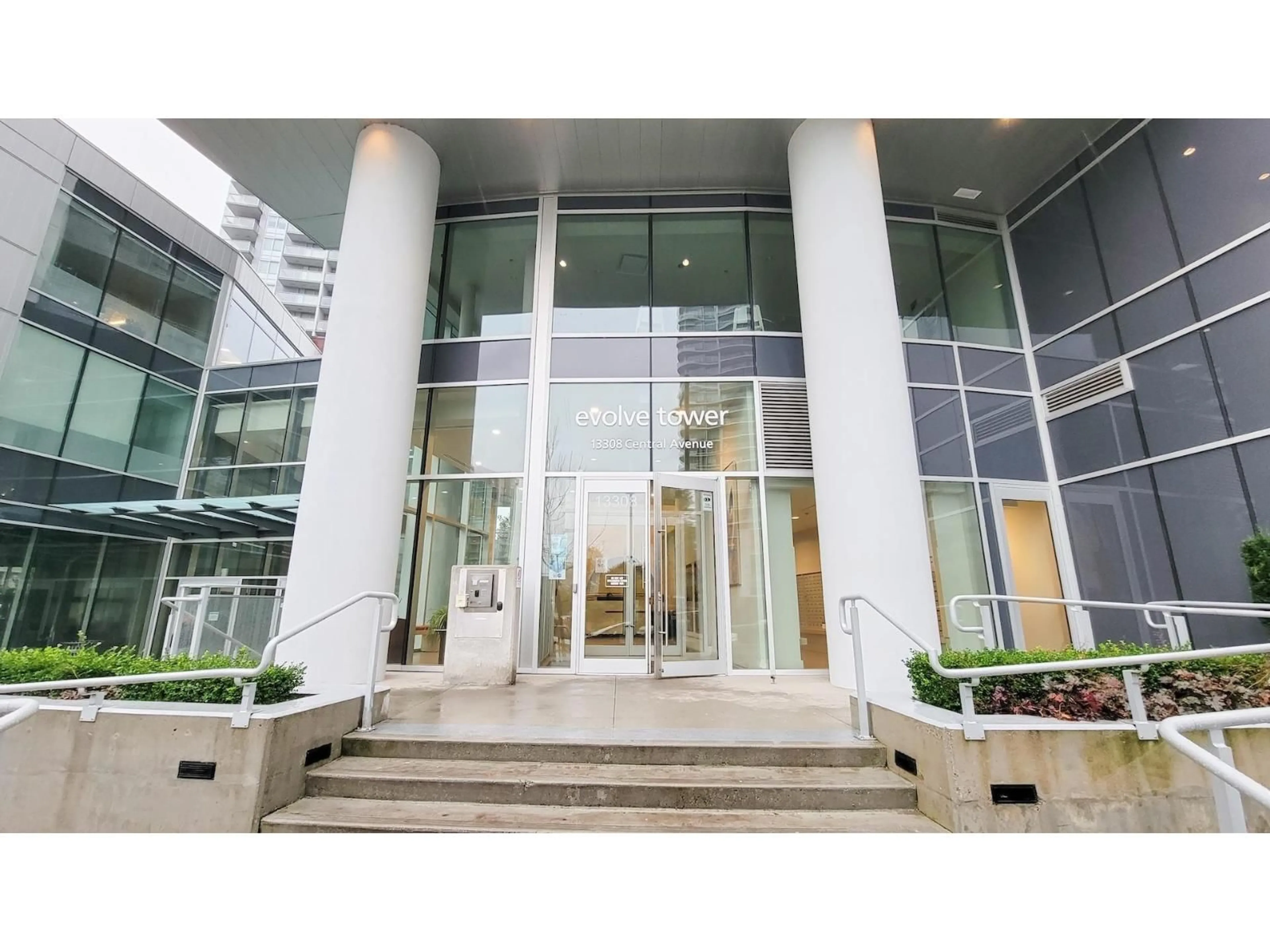 Indoor foyer for 301 - 13308 CENTRAL, Surrey British Columbia V3T0M4