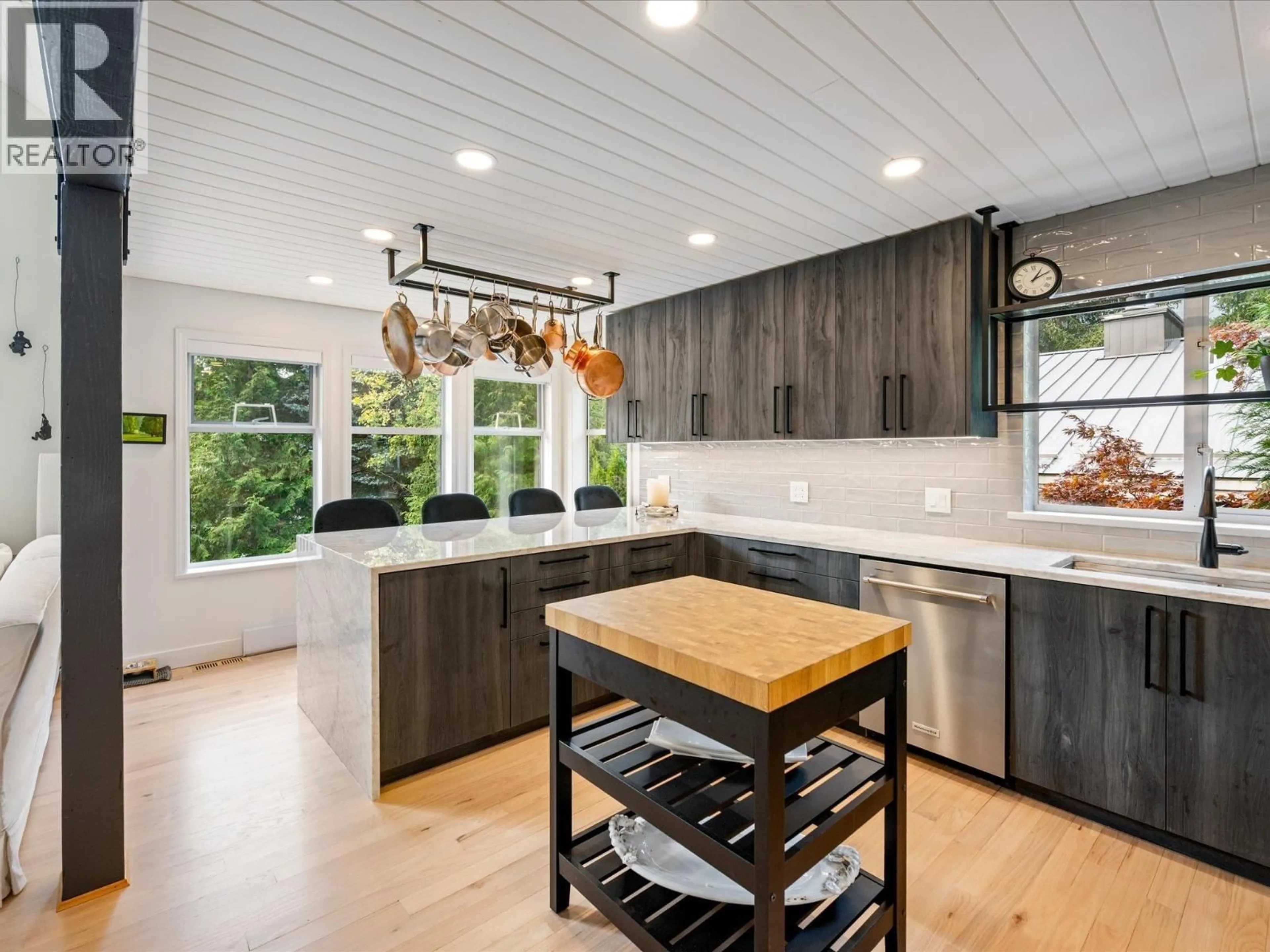 Open concept kitchen, wood/laminate floor for 2219 ASPEN DRIVE, Whistler British Columbia V8E0A6