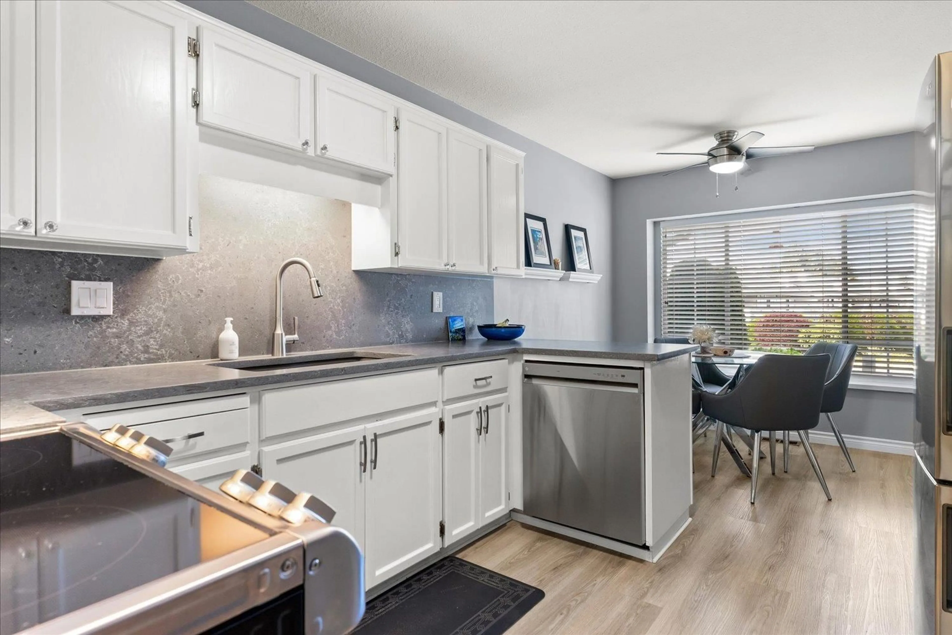 Open concept kitchen, unknown for 34 - 33922 KING, Abbotsford British Columbia V2S7N1