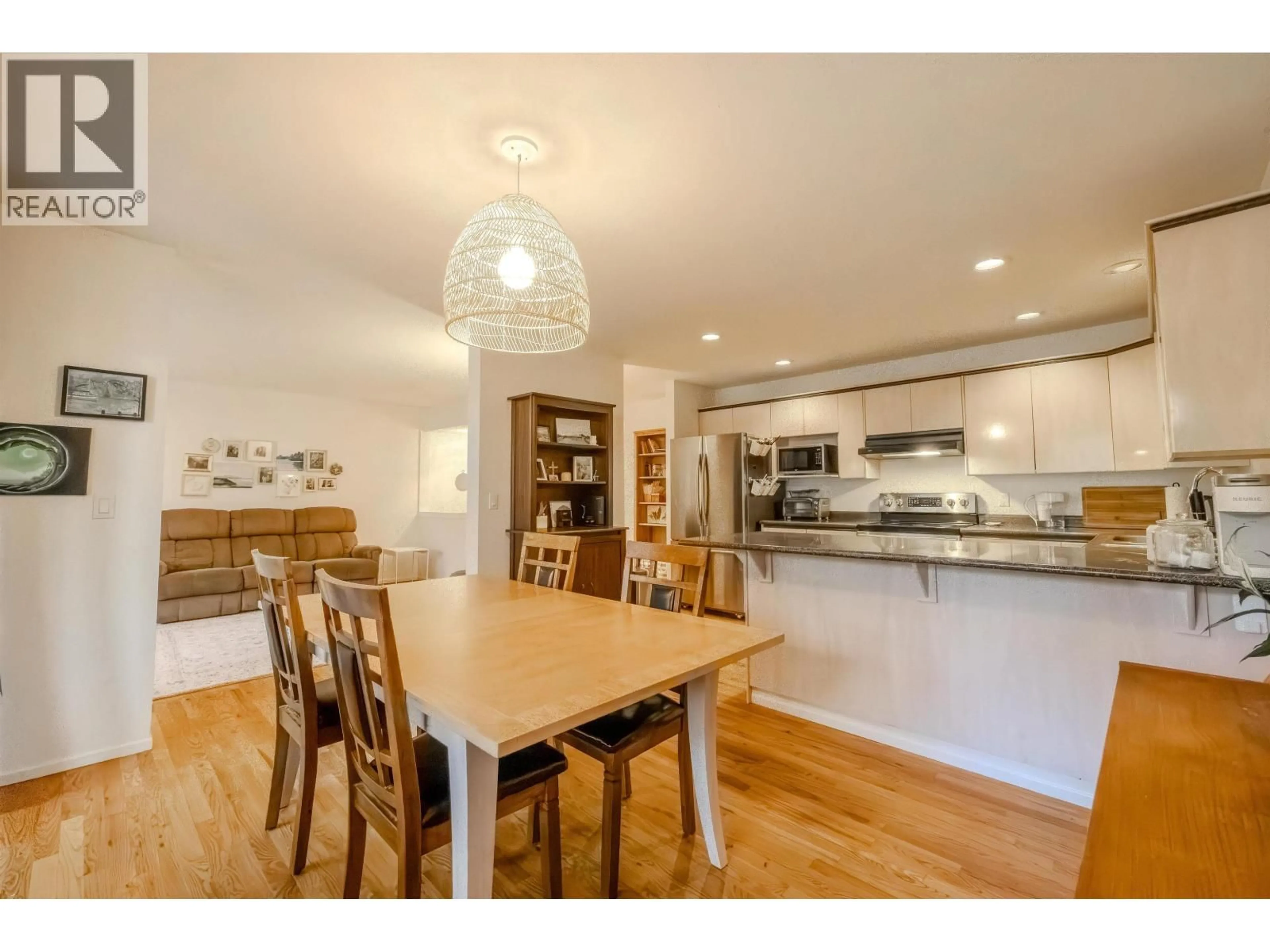 Open concept kitchen, wood/laminate floor for 7 - 1158 CARMEL PLACE, Squamish British Columbia V0N1H0