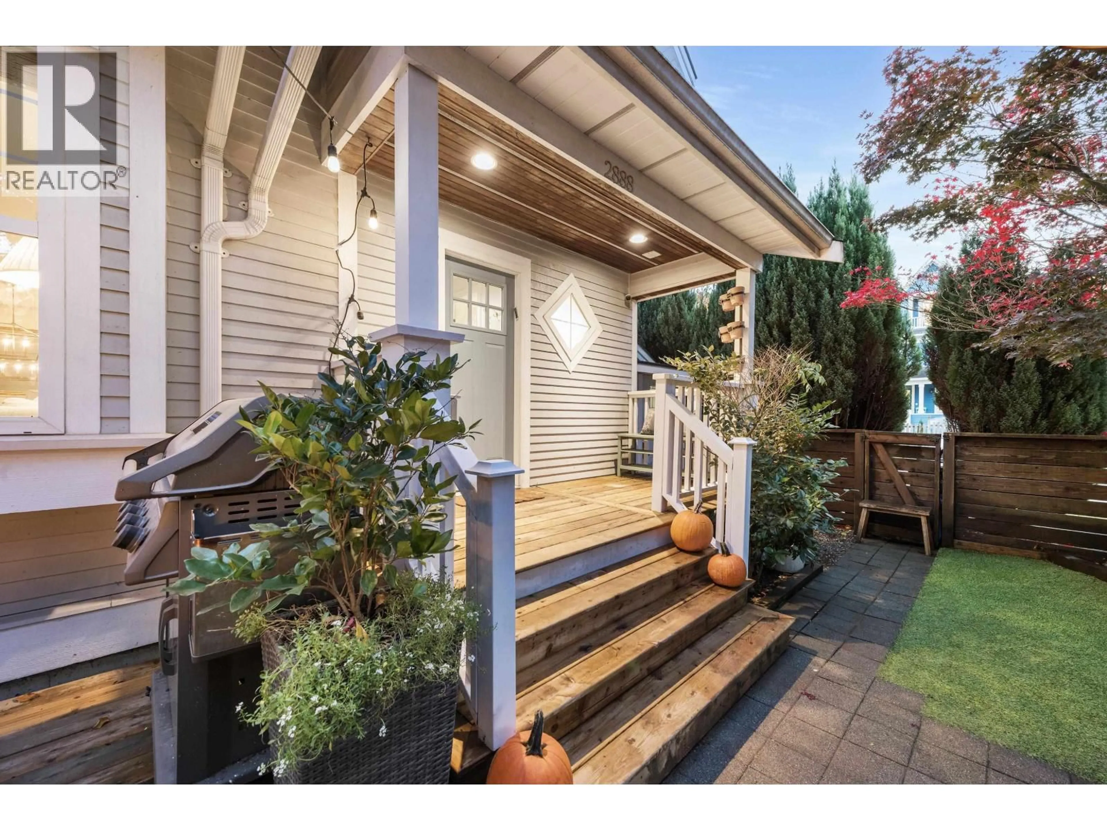 Indoor entryway for 2888 GLEN DRIVE, Vancouver British Columbia V5T4B8