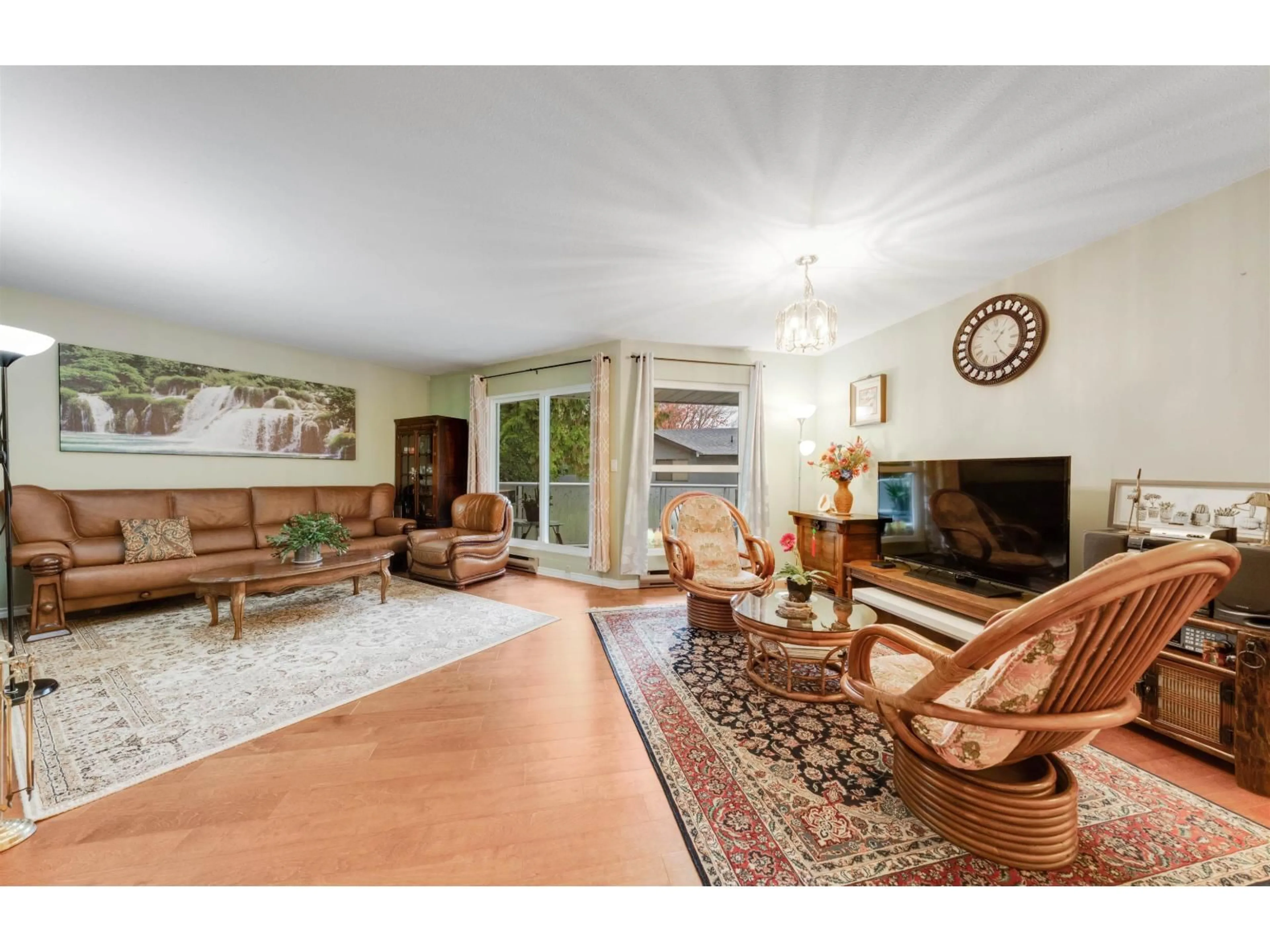 Living room with furniture, unknown for 20 - 14850 100, Surrey British Columbia V3R9M4