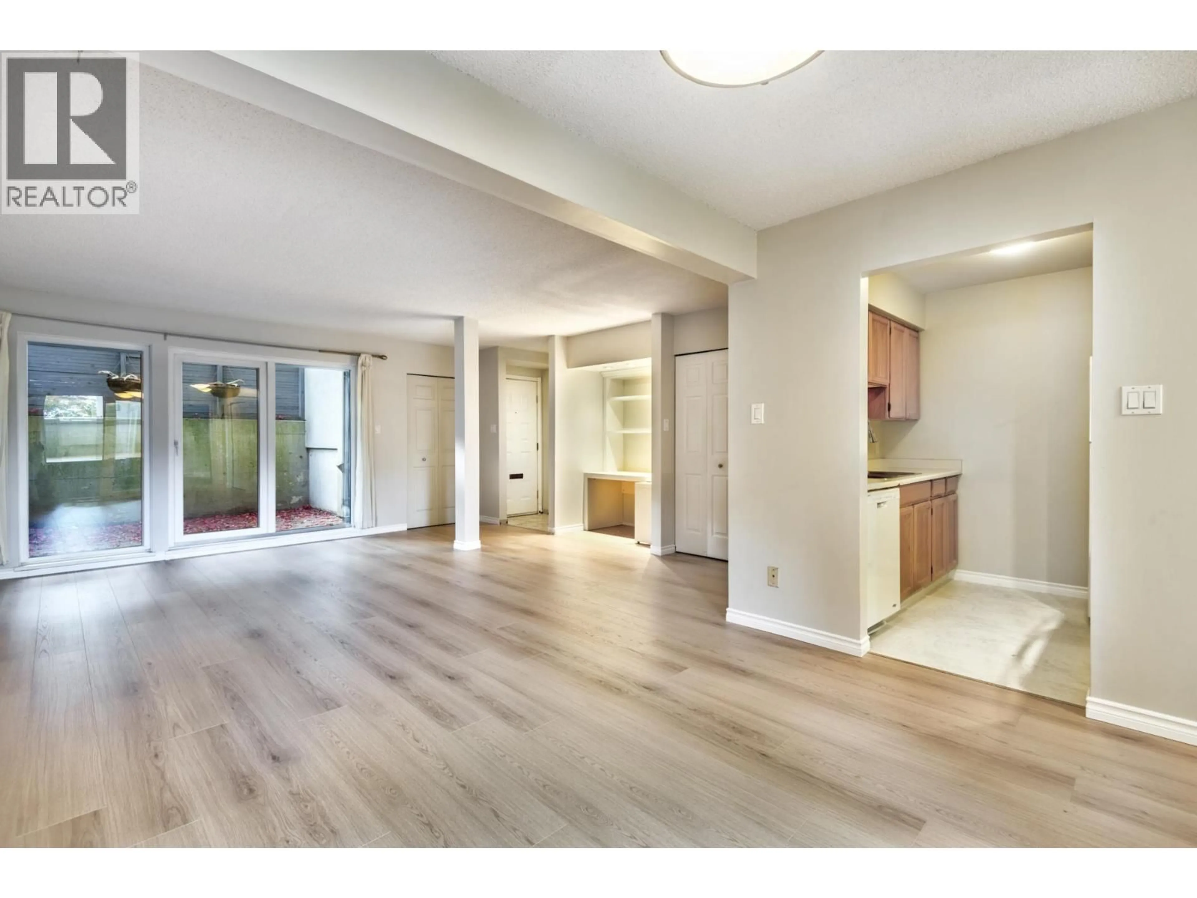 Indoor foyer for 1365 8TH AVENUE, Vancouver British Columbia V6H3W4