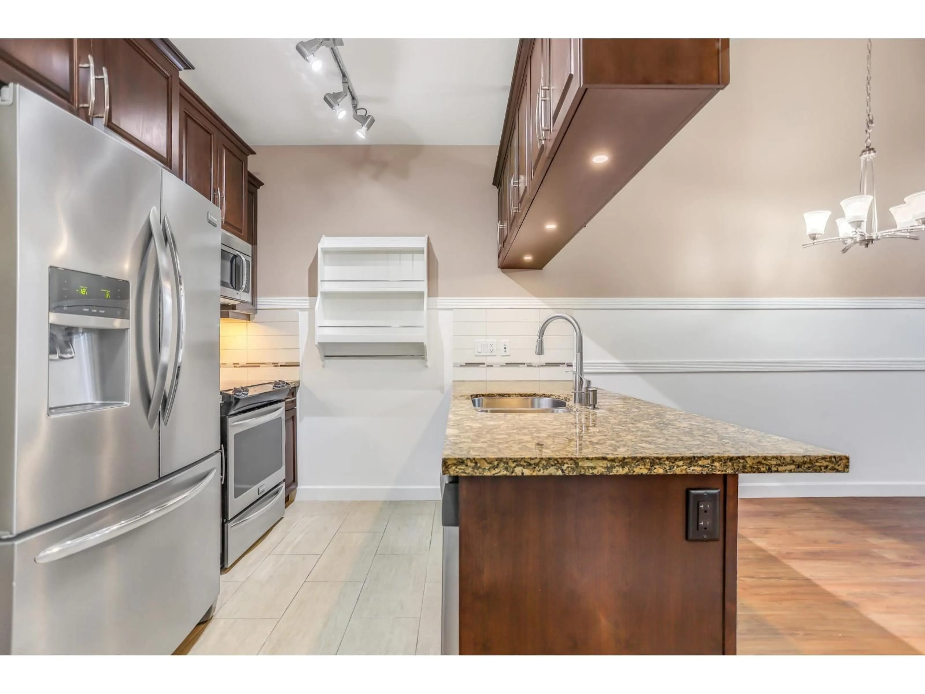 Standard kitchen, ceramic/tile floor for 561 - 8258 207A, Langley British Columbia V2Y0N4