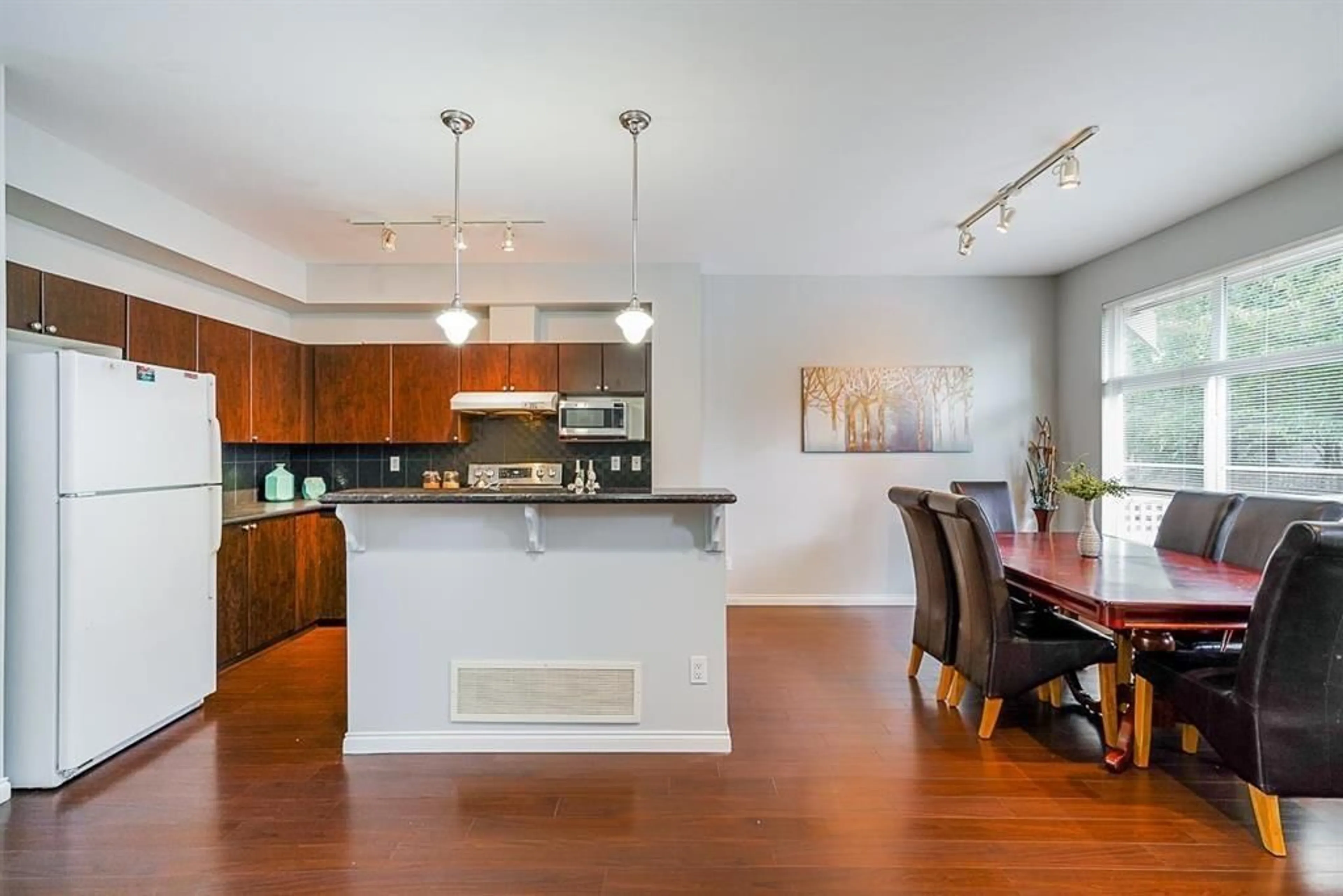 Open concept kitchen, wood/laminate floor for 36 - 7518 138, Surrey British Columbia V3W1S1