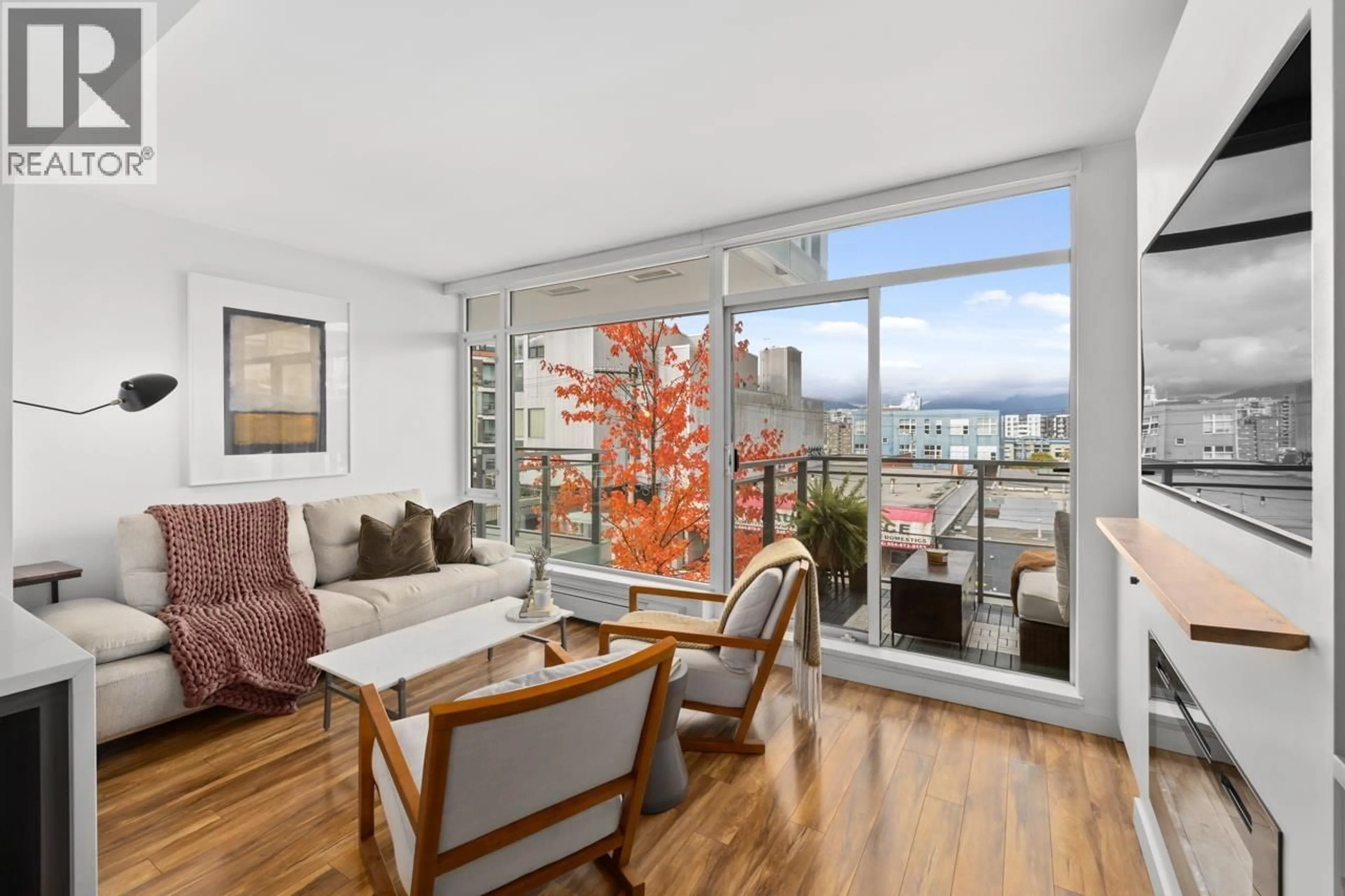 Living room with furniture, wood/laminate floor for 520 - 289 6TH AVENUE, Vancouver British Columbia V5T0E9