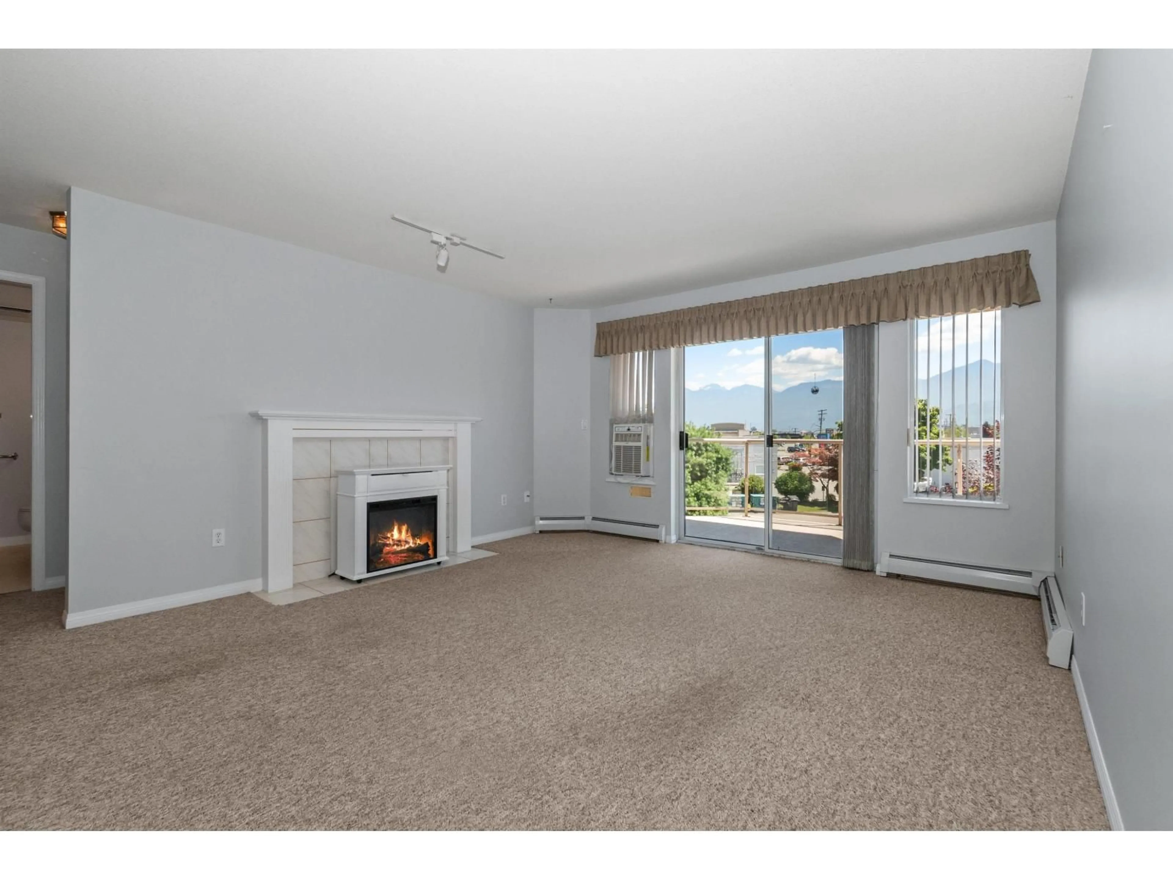Living room with furniture, carpet floor for 202 - 7685 AMBER DRIVE, Chilliwack British Columbia V2R3P3