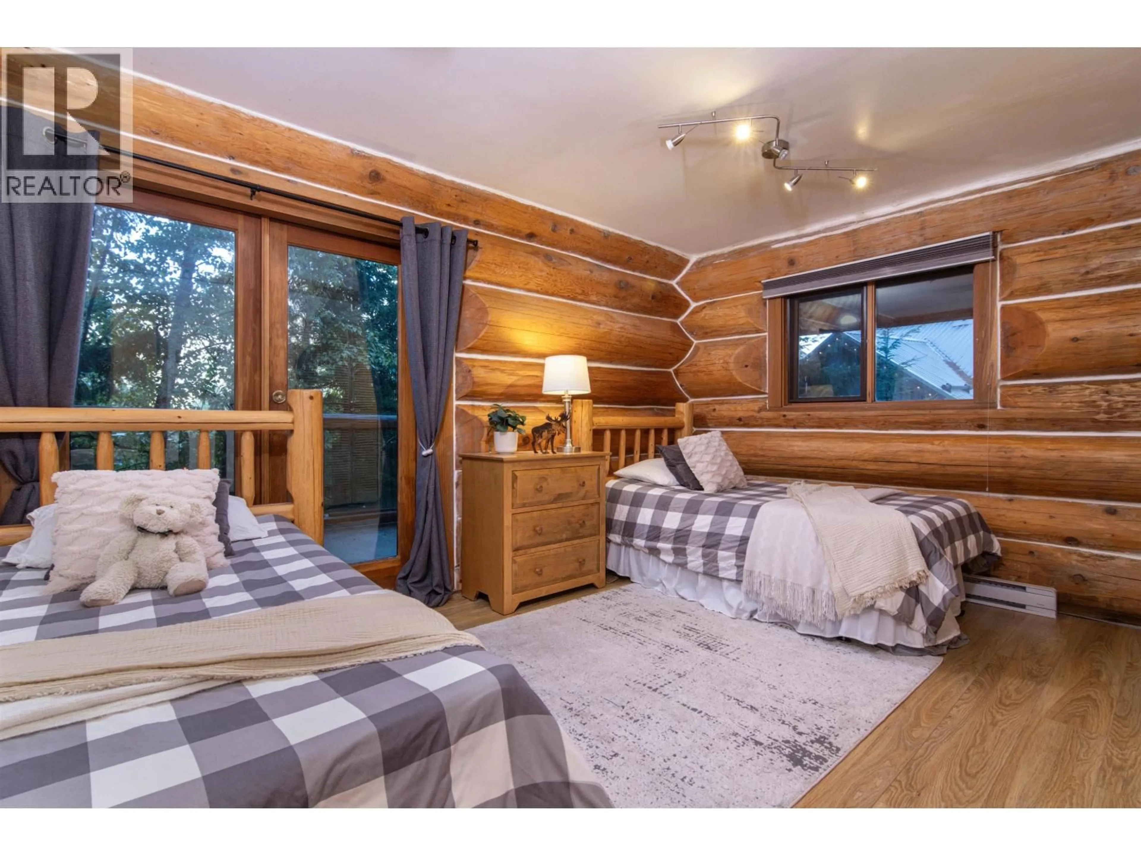 Bedroom with bed, wood/laminate floor for 6252 BISHOP WAY, Whistler British Columbia V8E0C6