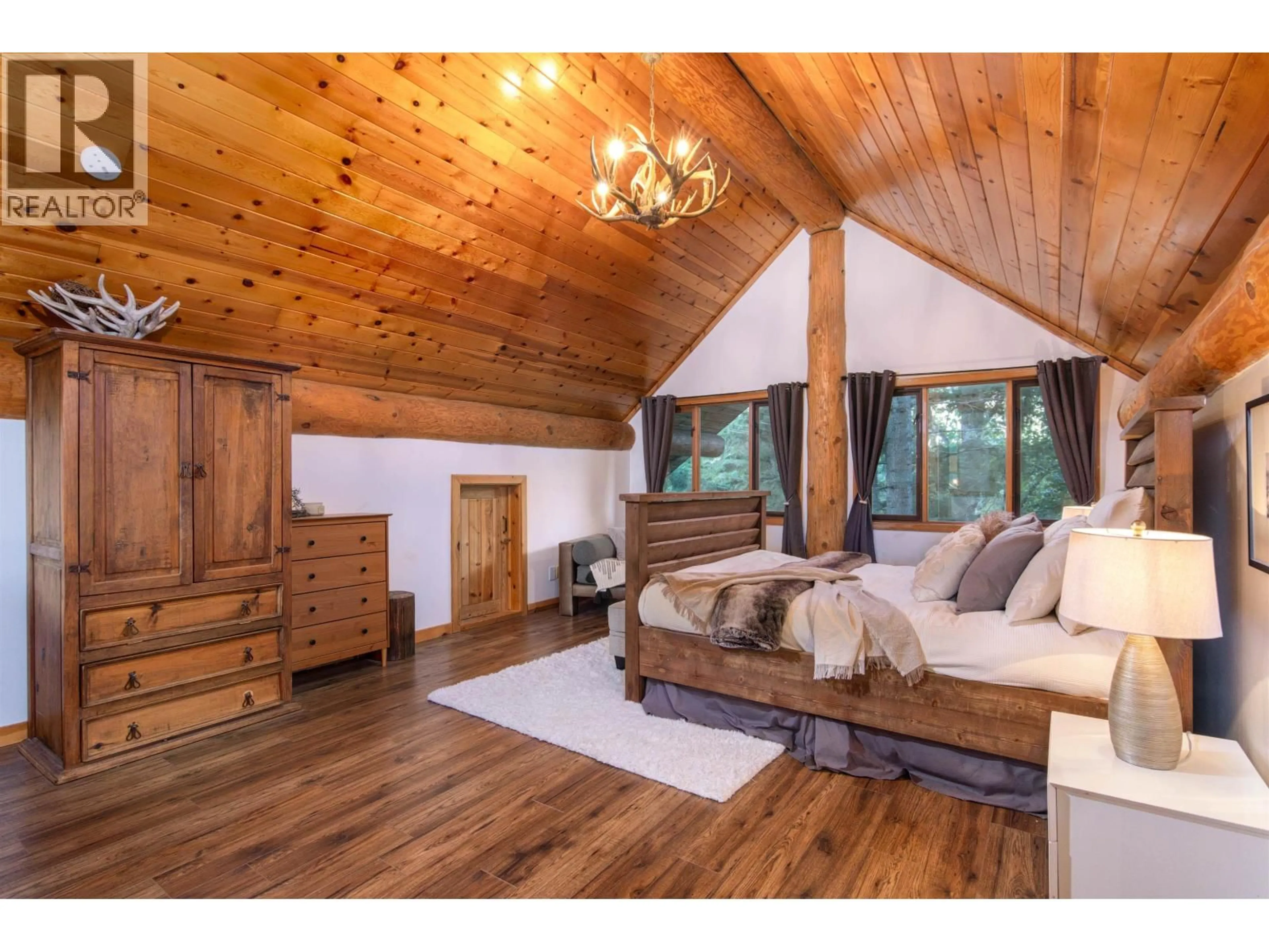 Living room with furniture, wood/laminate floor for 6252 BISHOP WAY, Whistler British Columbia V8E0C6