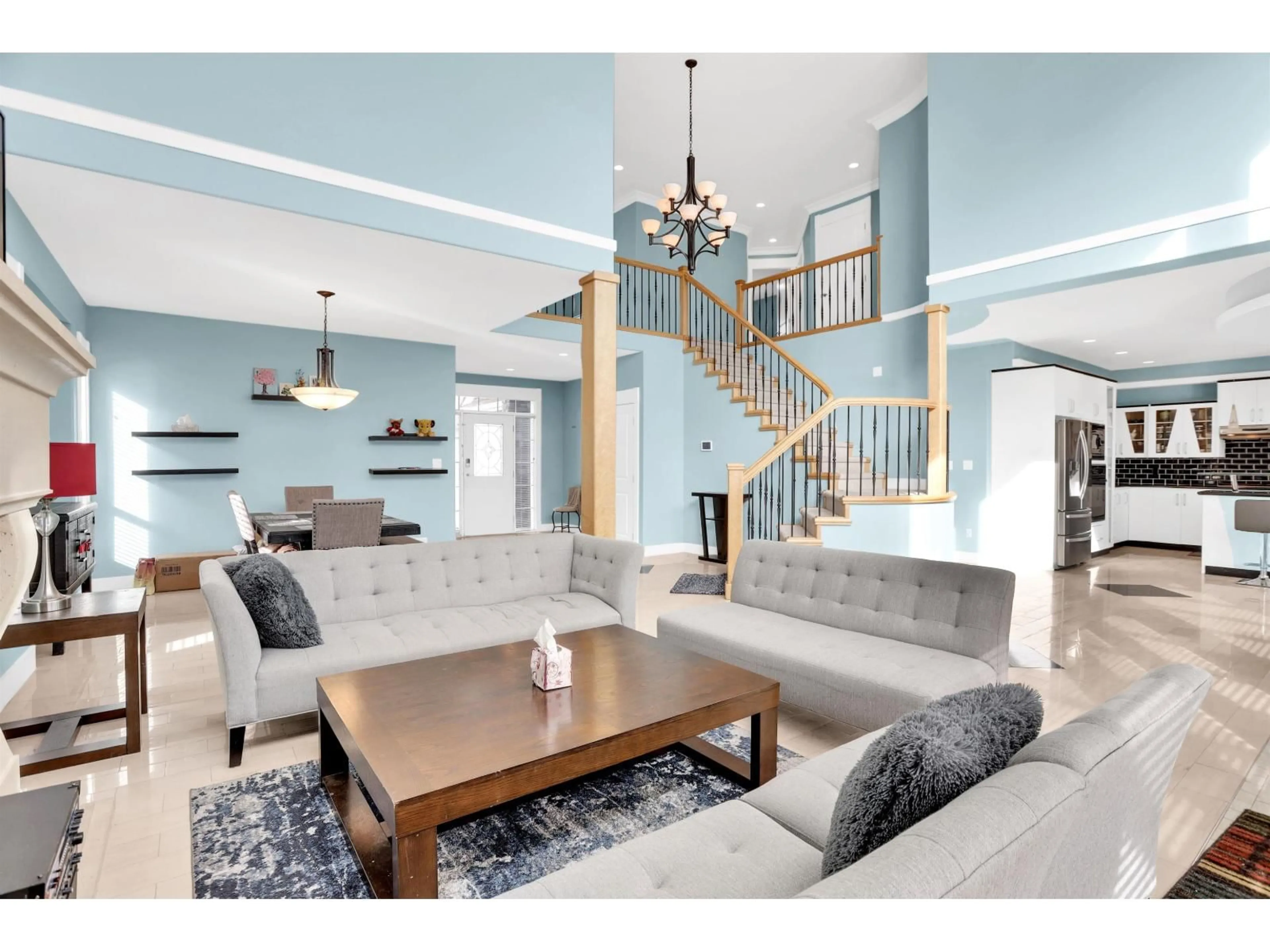 Living room with furniture, wood/laminate floor for 2564 HICKORY, Abbotsford British Columbia V3G2Z9