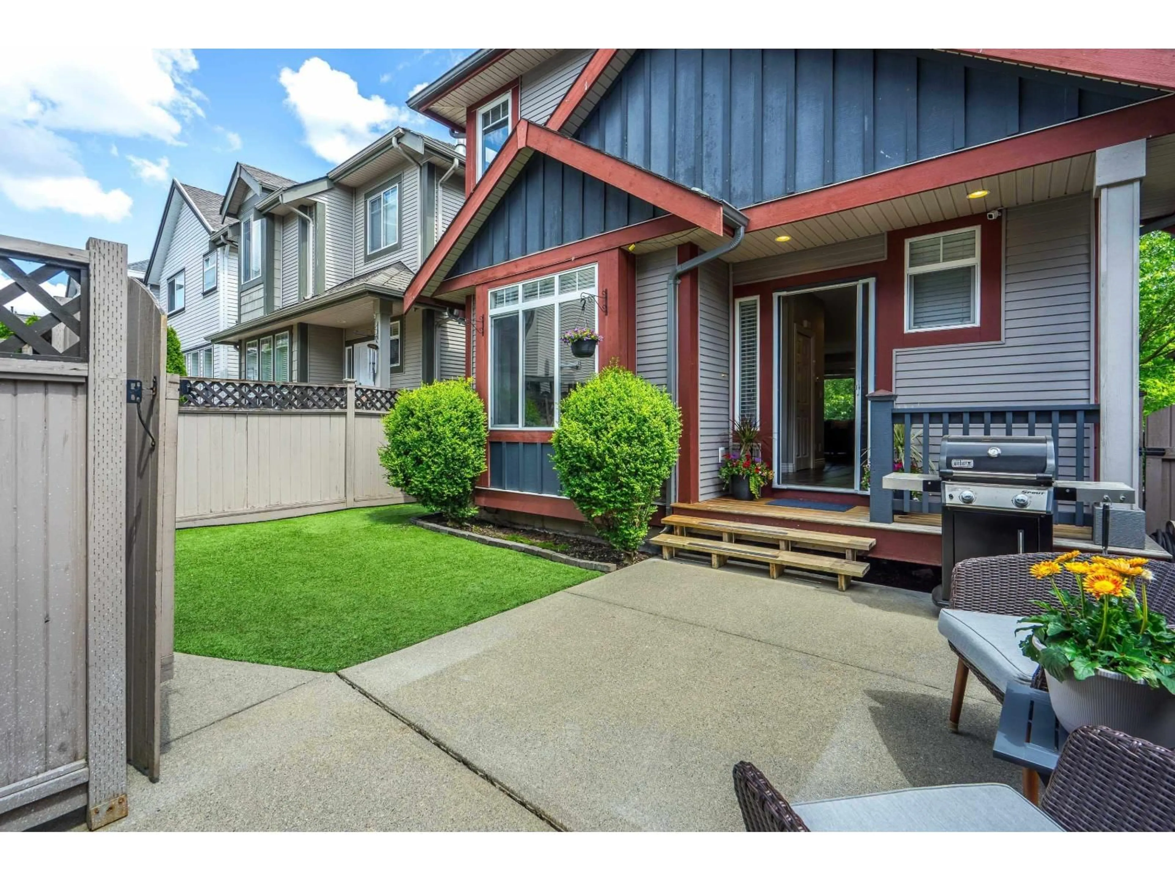 Home with vinyl exterior material, street for 6668 195, Surrey British Columbia V4N0C3