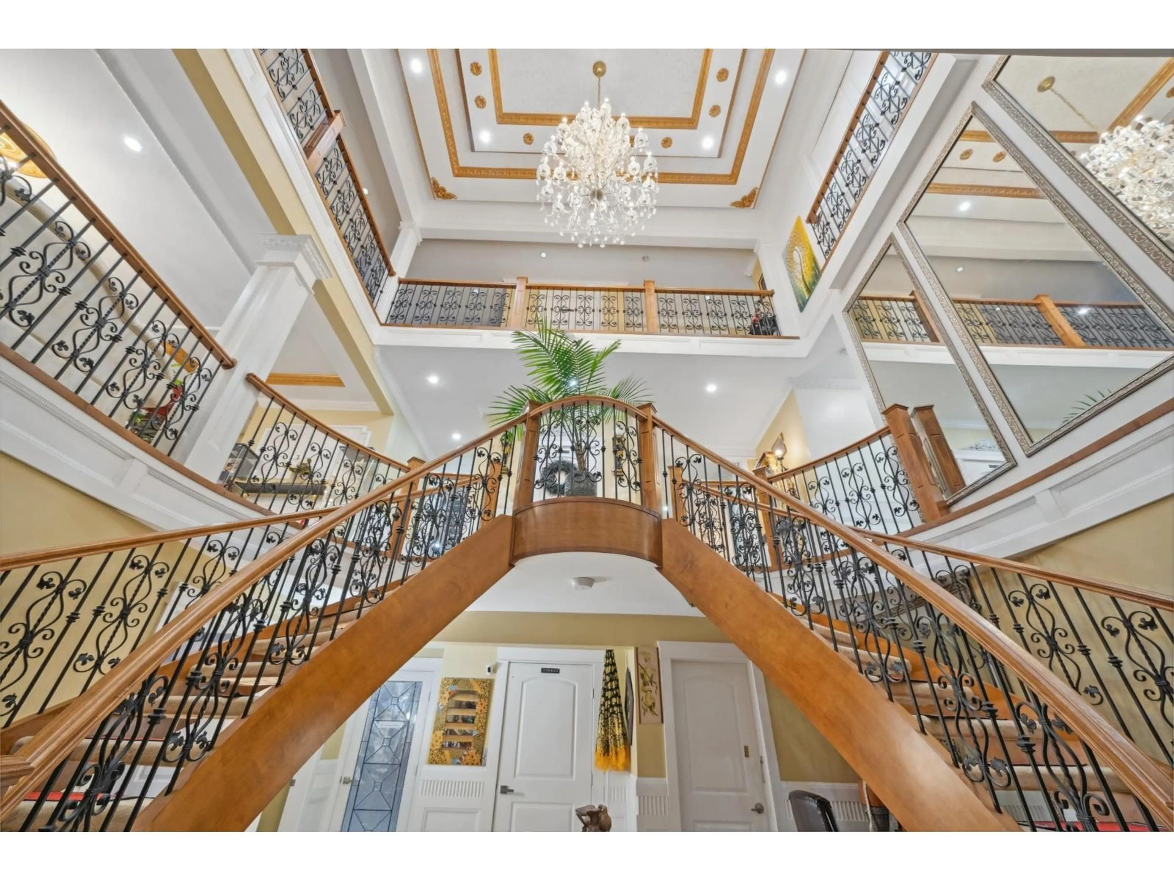 Indoor foyer for 12788 ROSS, Surrey British Columbia V3V6E1