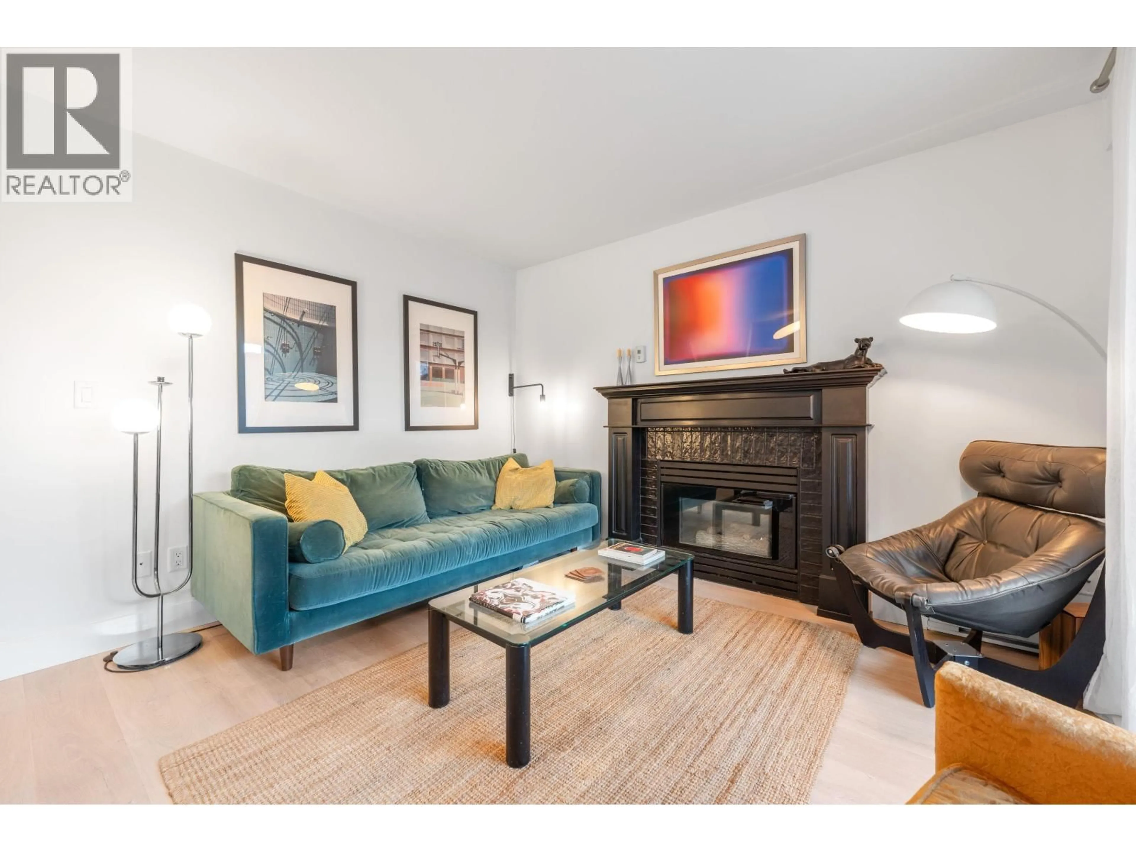 Living room with furniture, wood/laminate floor for 105 - 2133 DUNDAS STREET, Vancouver British Columbia V5L1J7
