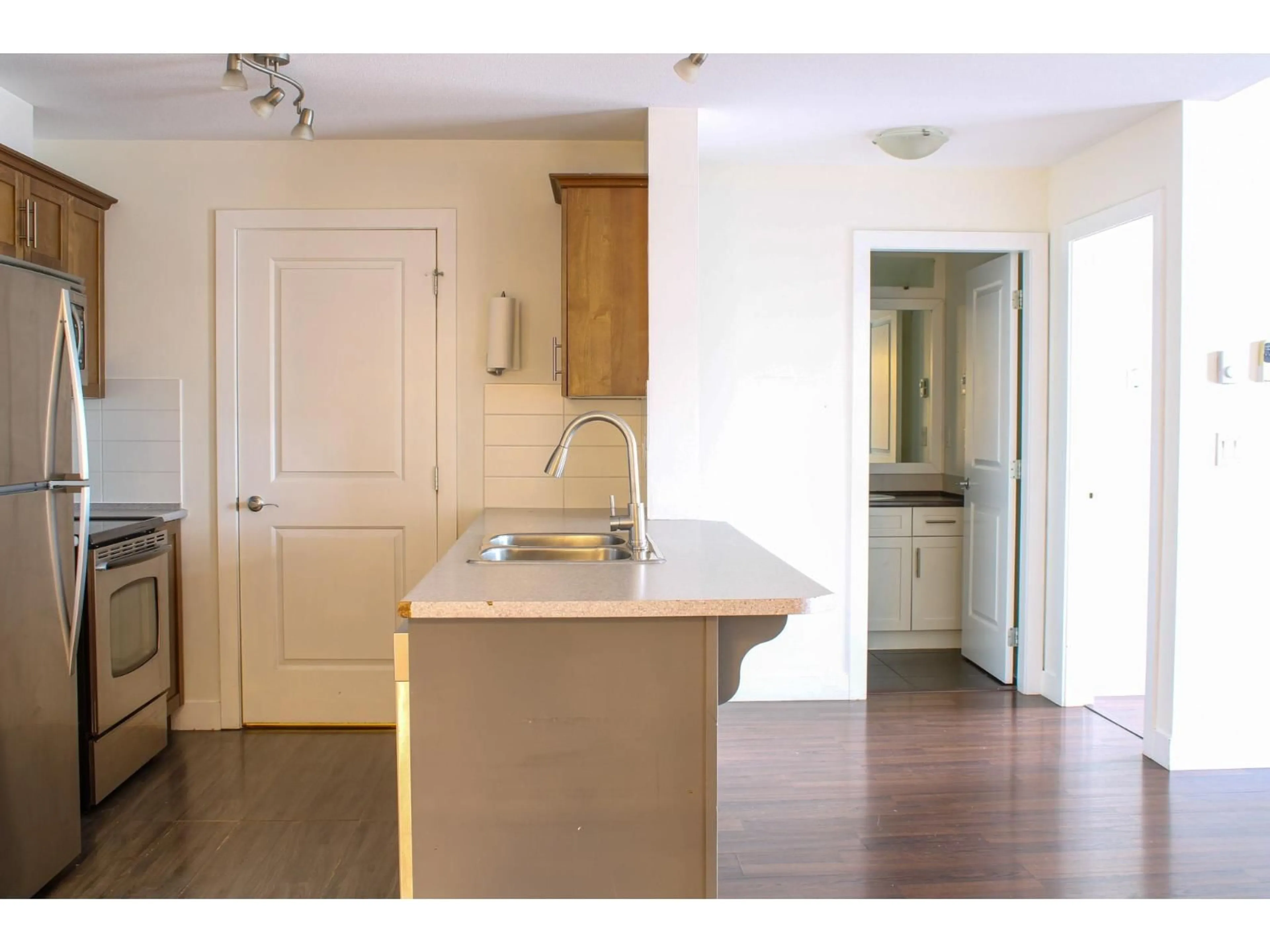 Standard kitchen, wood/laminate floor for 412 - 46150 BOLE AVENUE, Chilliwack British Columbia V2P0B7