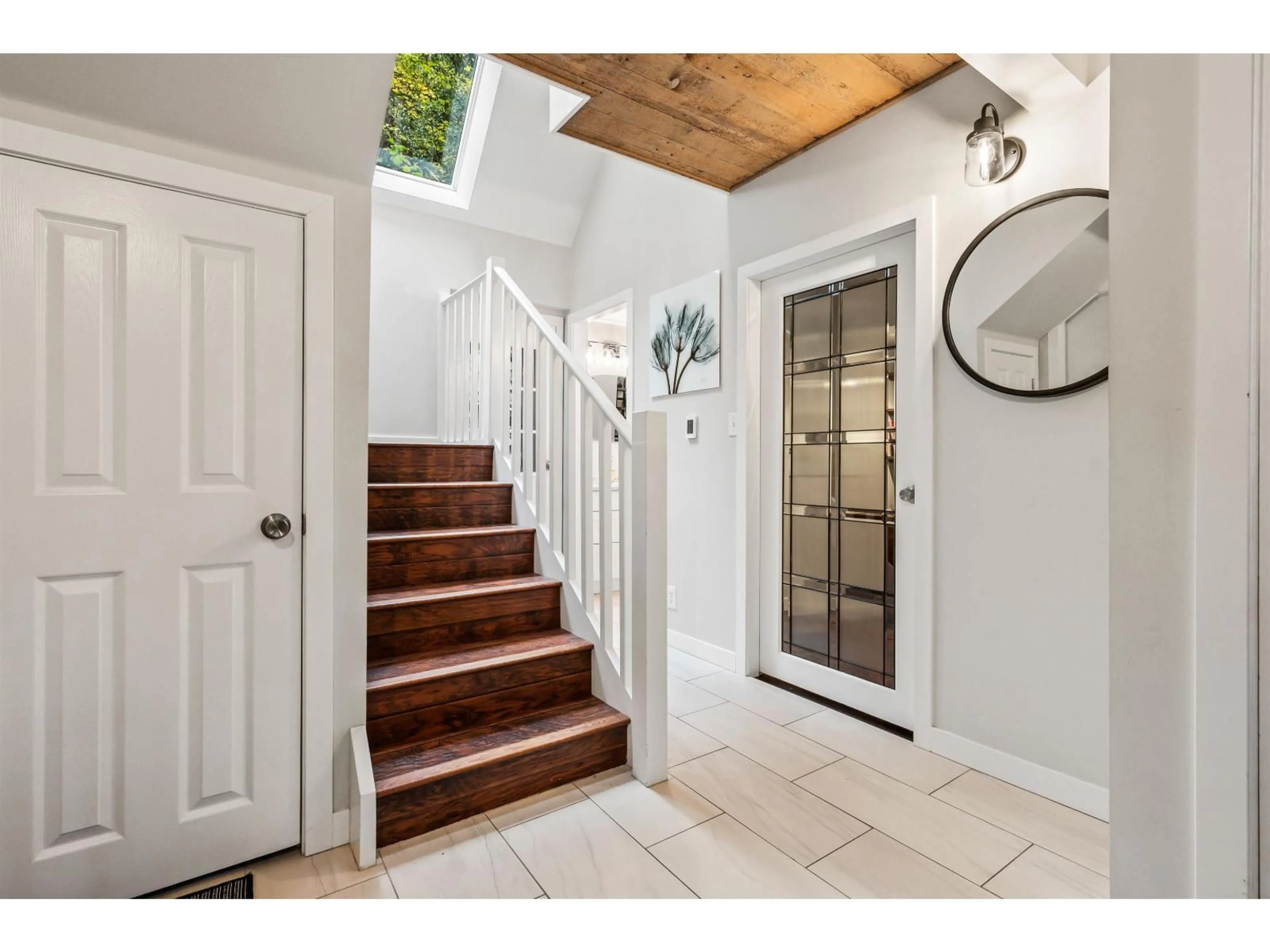 Indoor entryway for 6326 ROCKWELL DRIVE, Harrison Hot Springs British Columbia V0M1A0