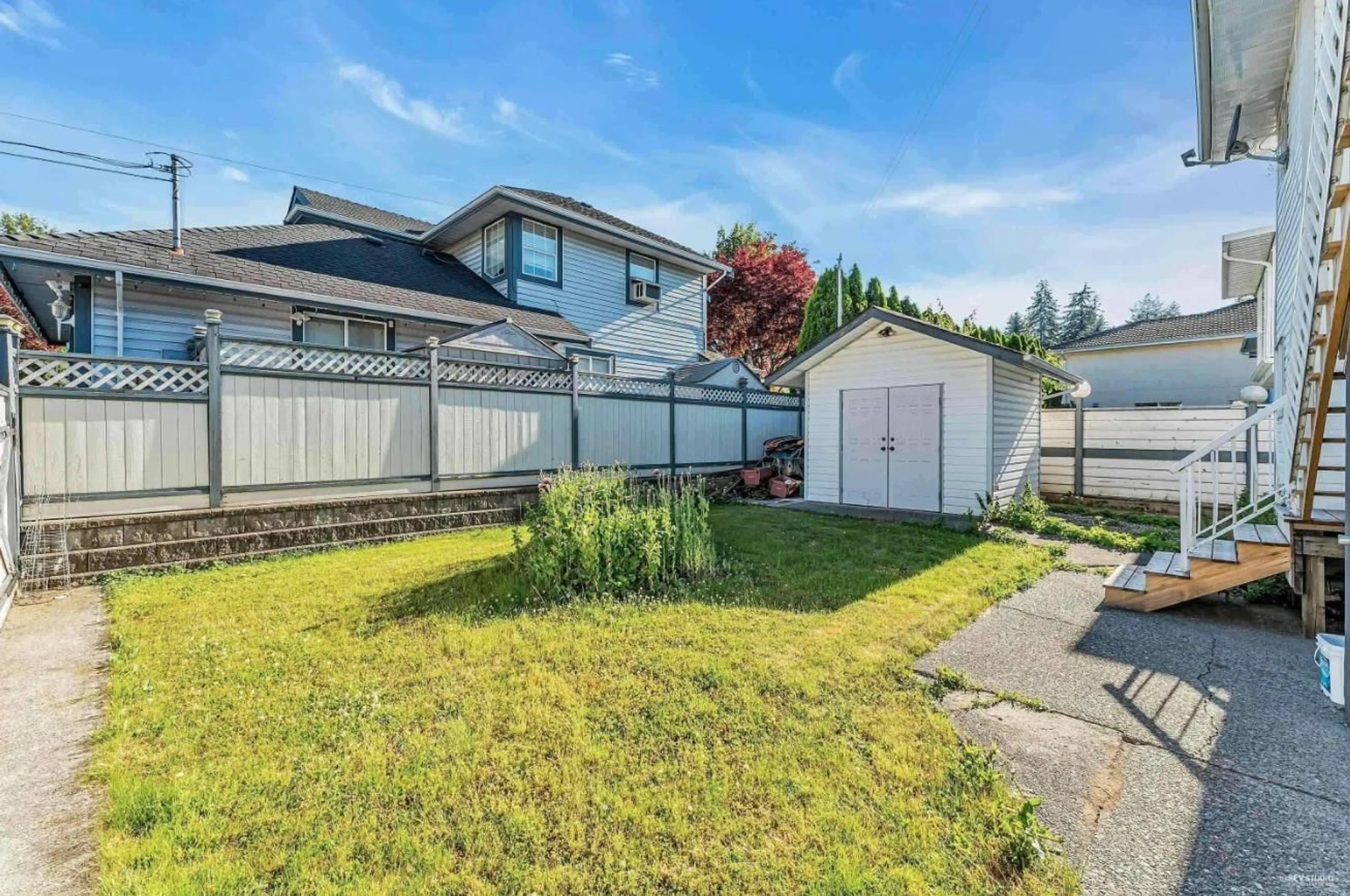 A pic from outside/outdoor area/front of a property/back of a property/a pic from drone, unknown for 11942 99 AVENUE, Surrey British Columbia V3V2M5