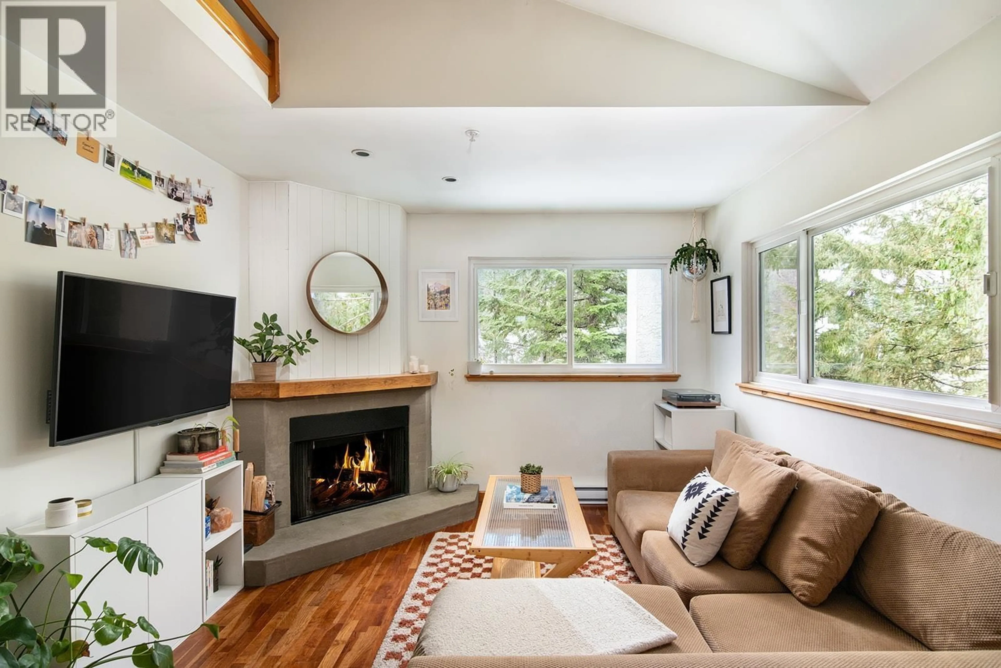 Living room with furniture, unknown for 404 - 2101 CASTLE DRIVE, Whistler British Columbia V8E0A6